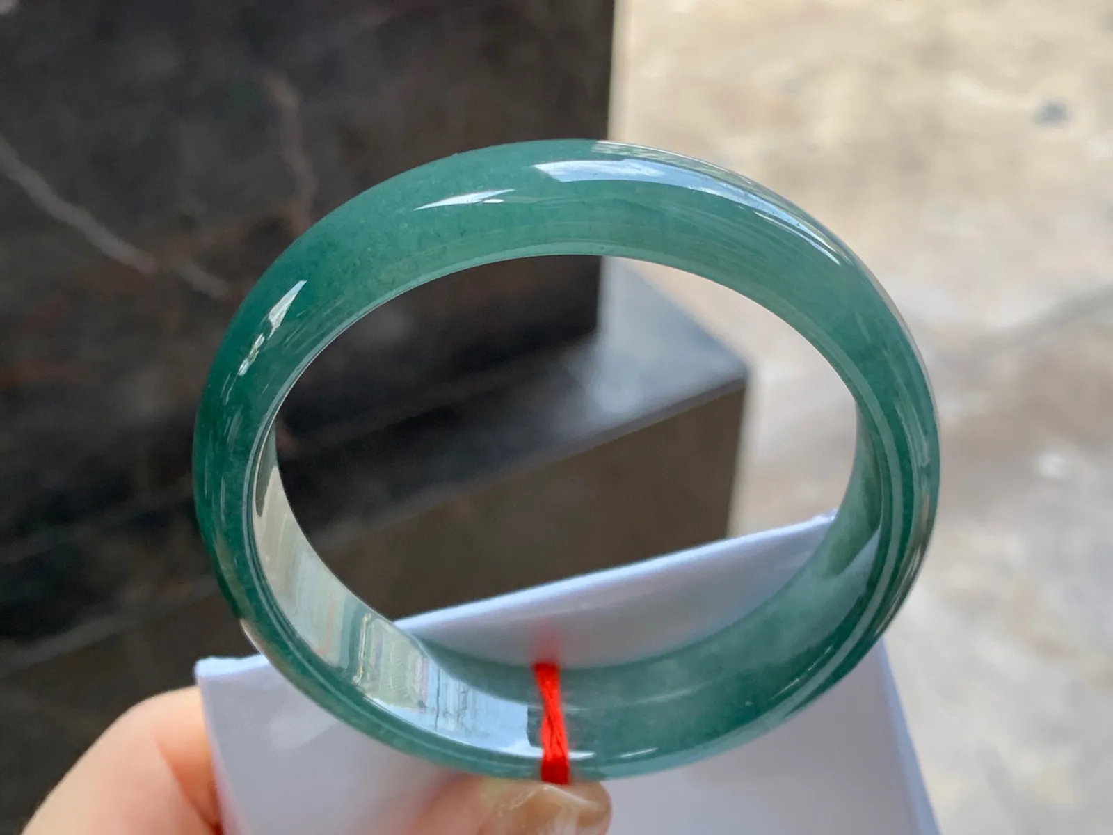 油青手镯
尺寸：57-14.6-6.7mm
肉质细腻～有特色