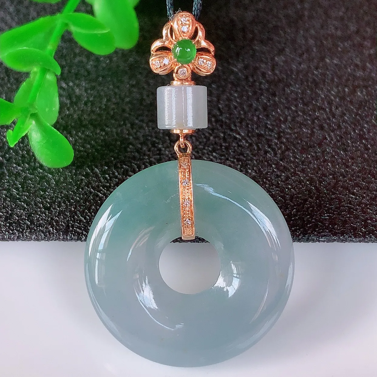 自然光实拍，18K金镶嵌水润冰春彩翡翠平安扣吊坠，翡翠平安扣，冰润光泽，寓意平平安安，平安扣佩戴时尚漂亮！#00.5整体40.8*24.5*5.8裸石24.5*24.5