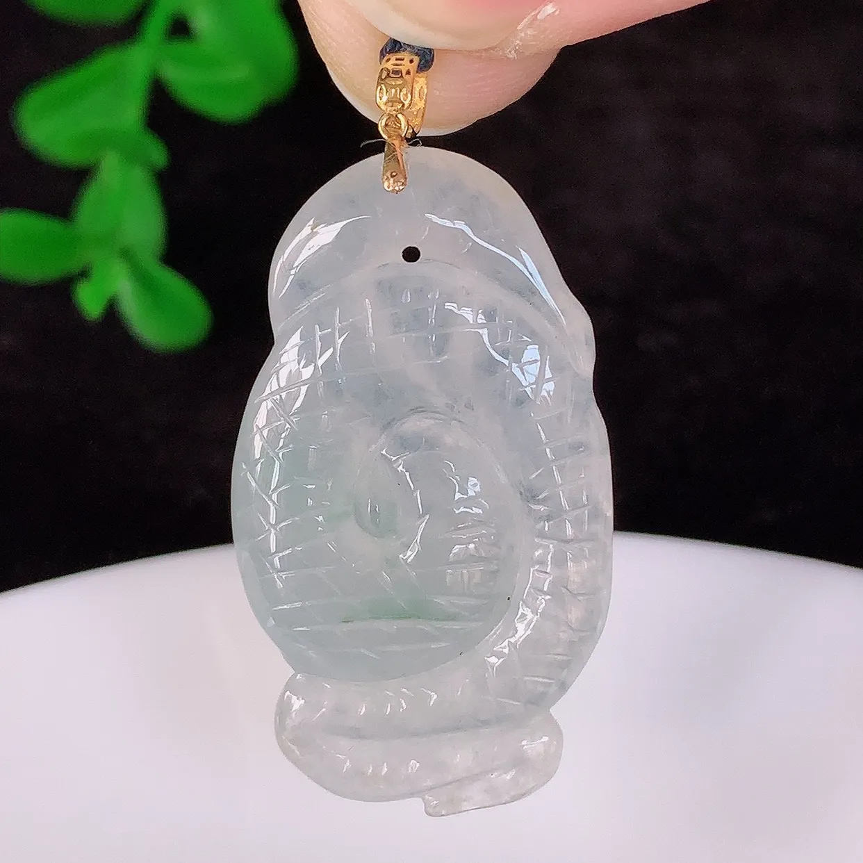 自然光实拍，18k金镶嵌冰种翡翠生肖蛇吊坠，沁人心脾，精致典雅的设计，为佩戴者，增添色彩，送礼自留都是佳品选择！#1.5