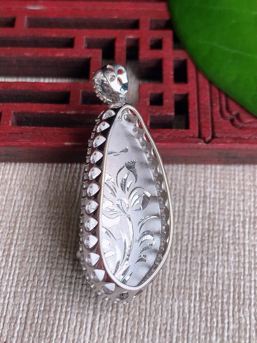 a货翡翠老坑冰种18K金伴钻镶嵌晴绿四季豆福豆平安豆吊坠 尺寸38.4×15×9.4裸石27×12.6mm 重量6.75g 0606