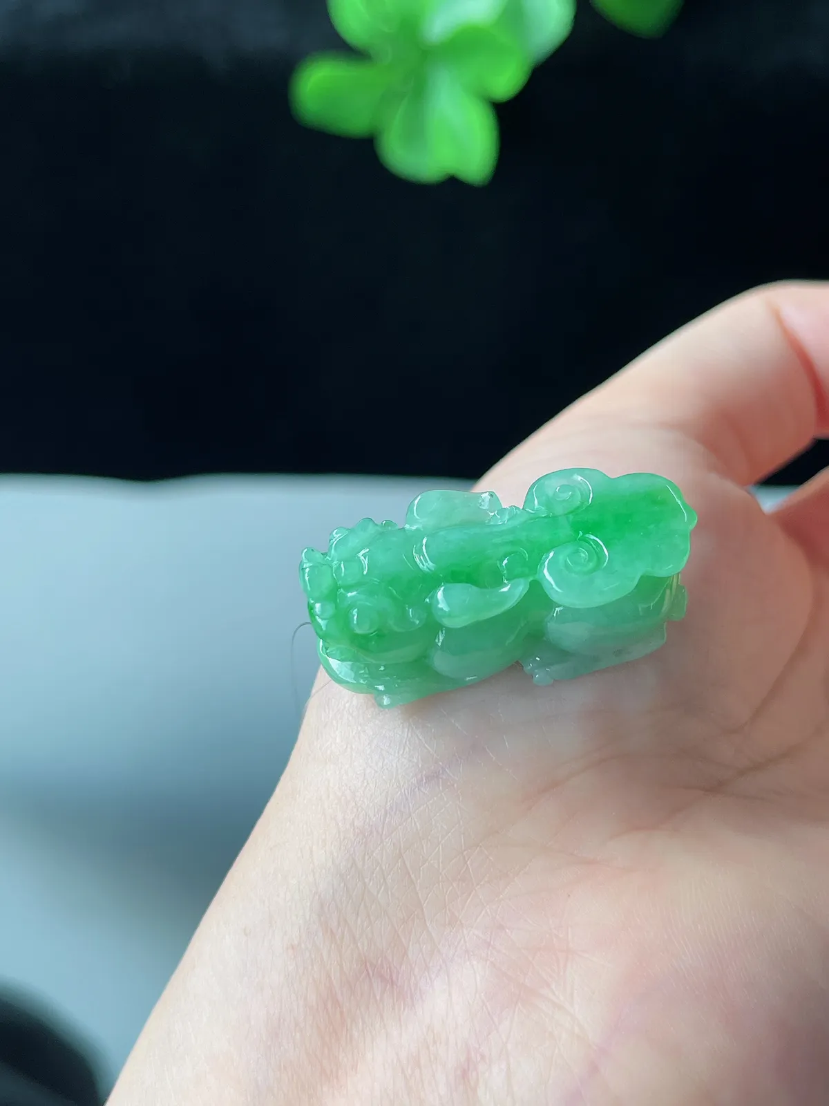 翡翠糯化种浅绿色吊坠
