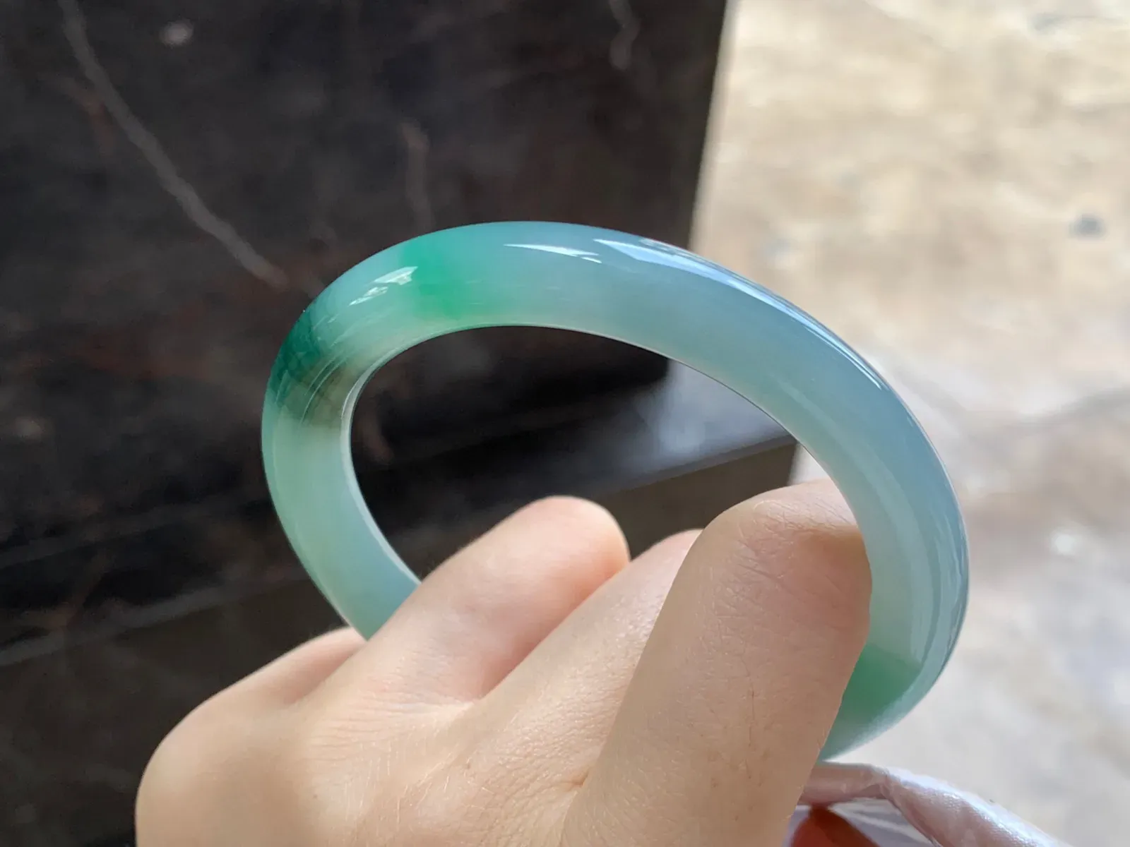 带色圆条手镯
尺寸：56-9.3-9.2mm
底子细腻干净～