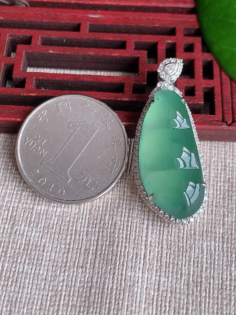 a货翡翠老坑冰种18K金伴钻镶嵌晴绿四季豆福豆平安豆吊坠 尺寸38.4×15×9.4裸石27×12.6mm 重量6.75g 0606