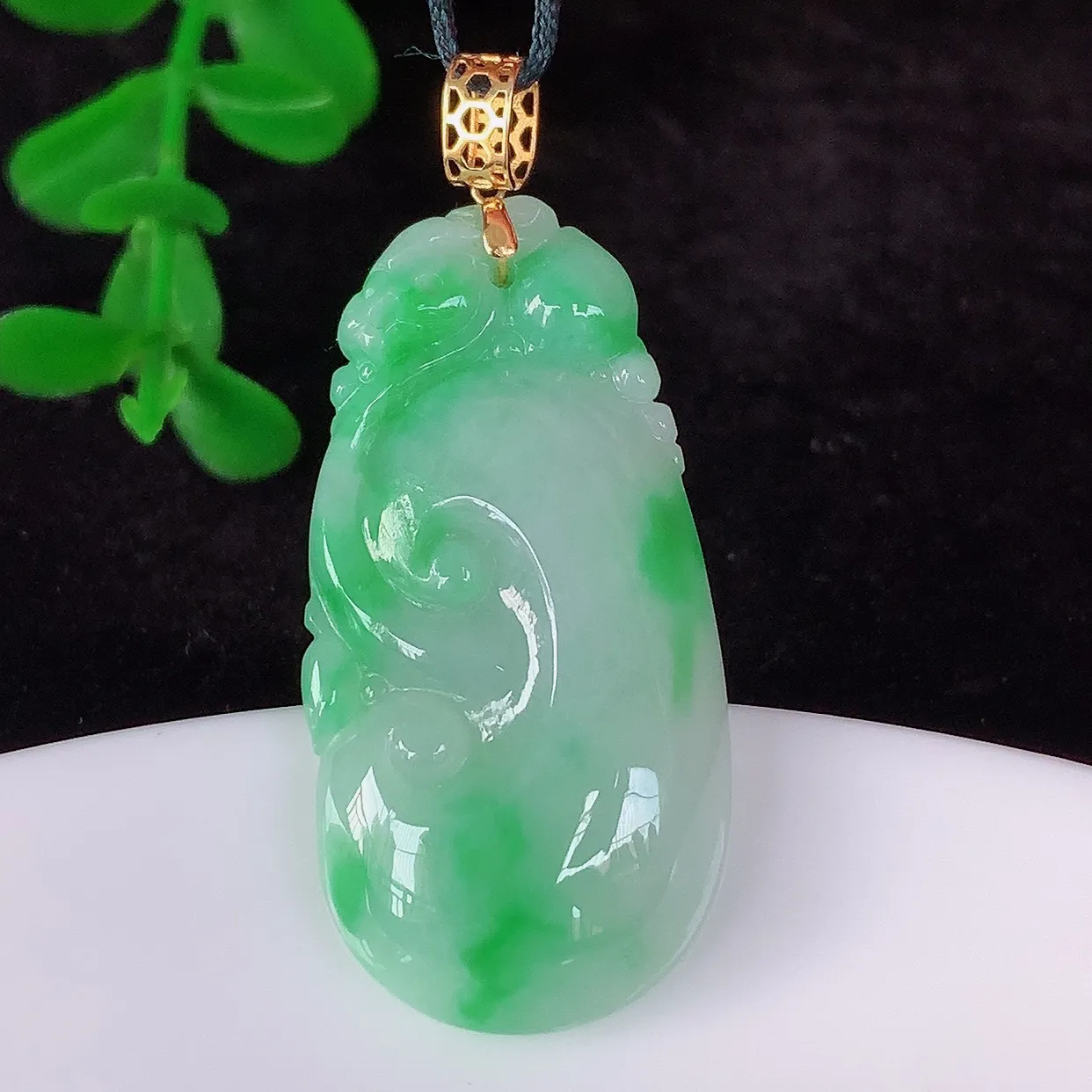 自然光实拍，18k金镶嵌冰润冰糯种飘阳绿翡翠如意吊坠，寓意顺心如意，事事如意，吉祥如意，细腻饱满，色泽鲜艳，称心如意佩戴优雅时尚！#00.5整体39*裸石33*16.5*5.8