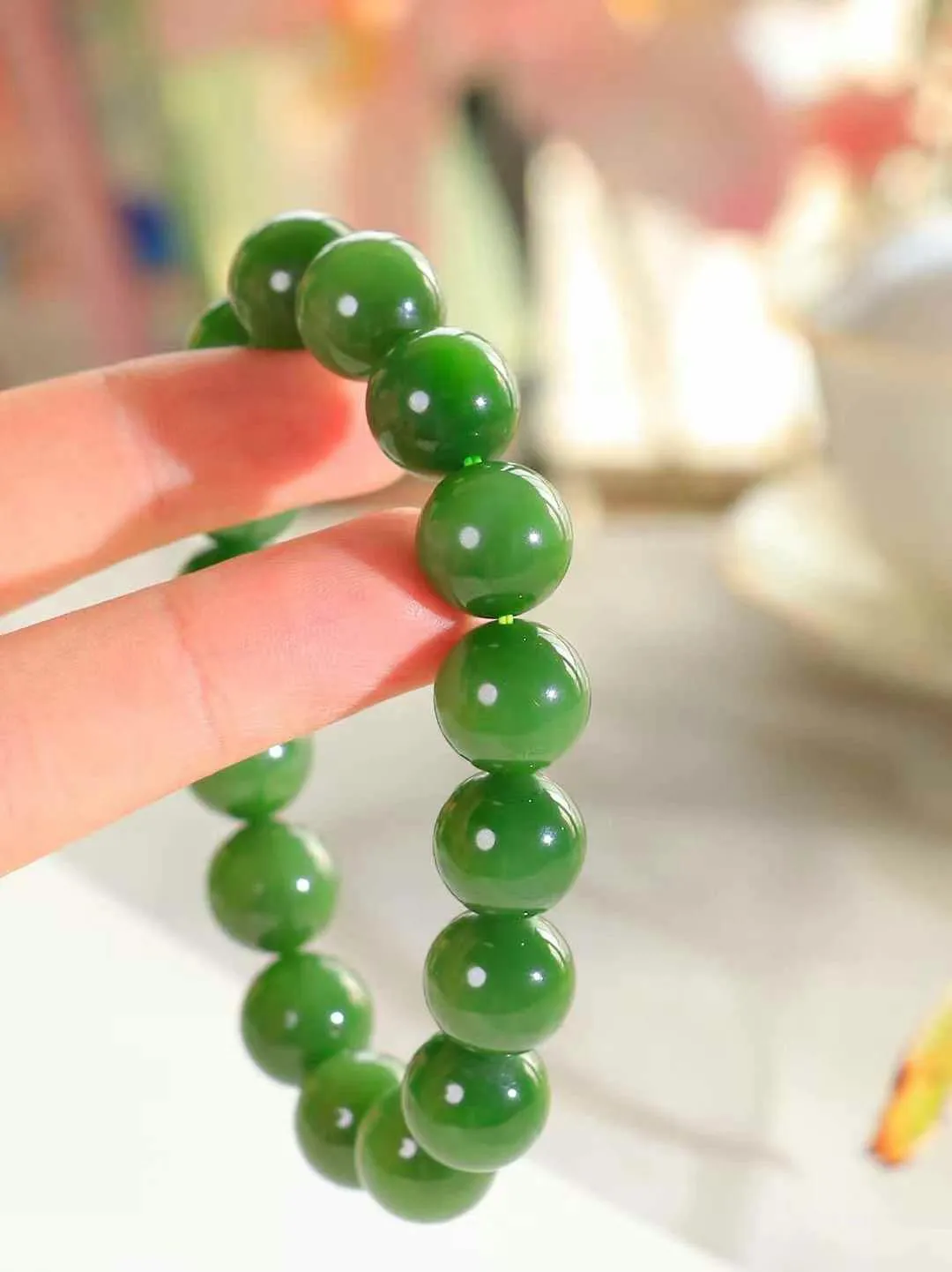 【珠圆玉润.手串】

精品和田玉碧玉微猫眼珠圆玉润手串 玉质温润细腻  整串打磨圆润，佩戴舒适。珠珠落玉盘，间关莺语花底滑，一生美好时光，无论身在何处，都有它相伴相守。事事顺遂，幸福美满，吉祥如意。重55克 尺寸取一13mm  FDA-3630823O