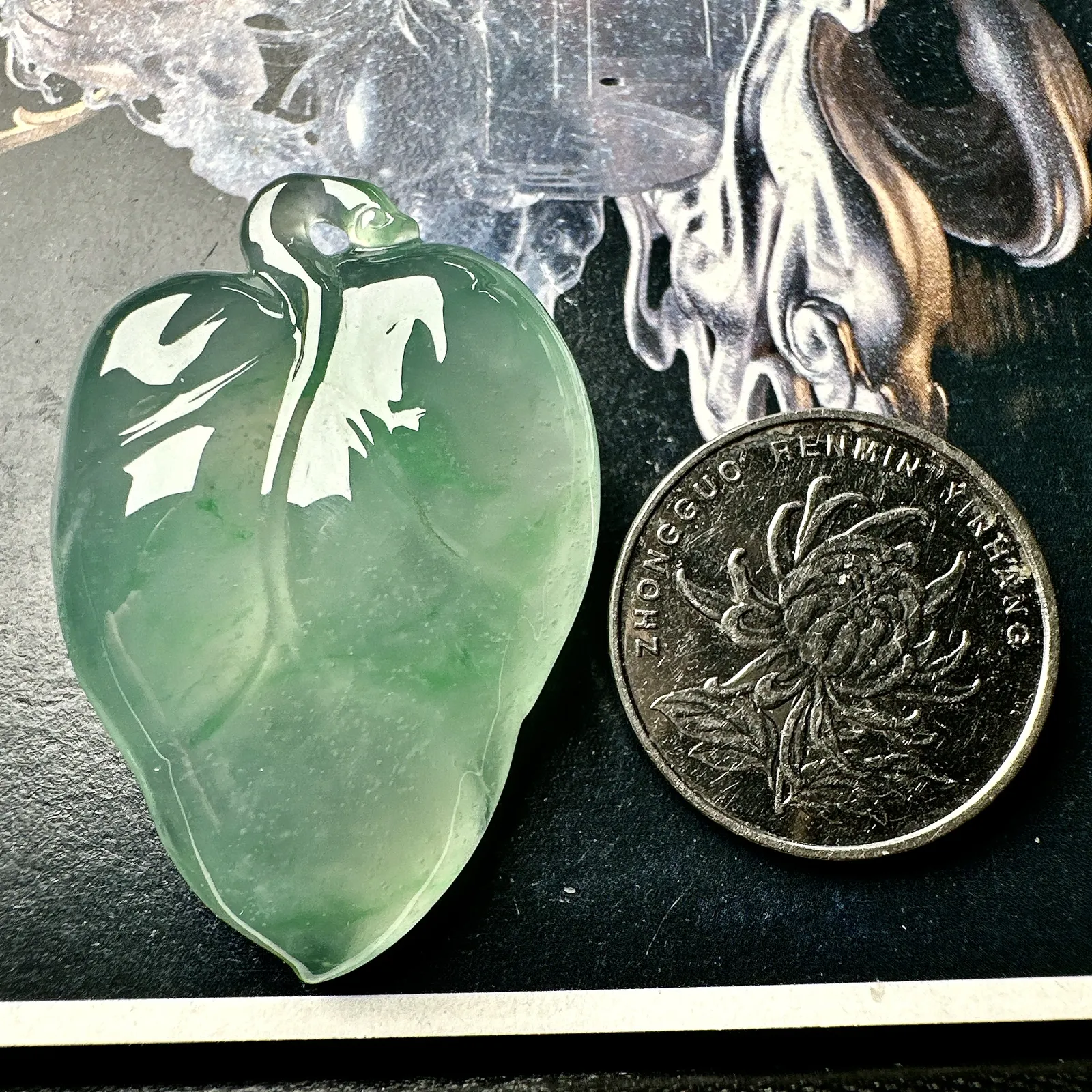 【冰种飘绿随形叶吊坠】金枝玉叶，种水上乘，晶莹剔透，纯净通透，莹光感很强。