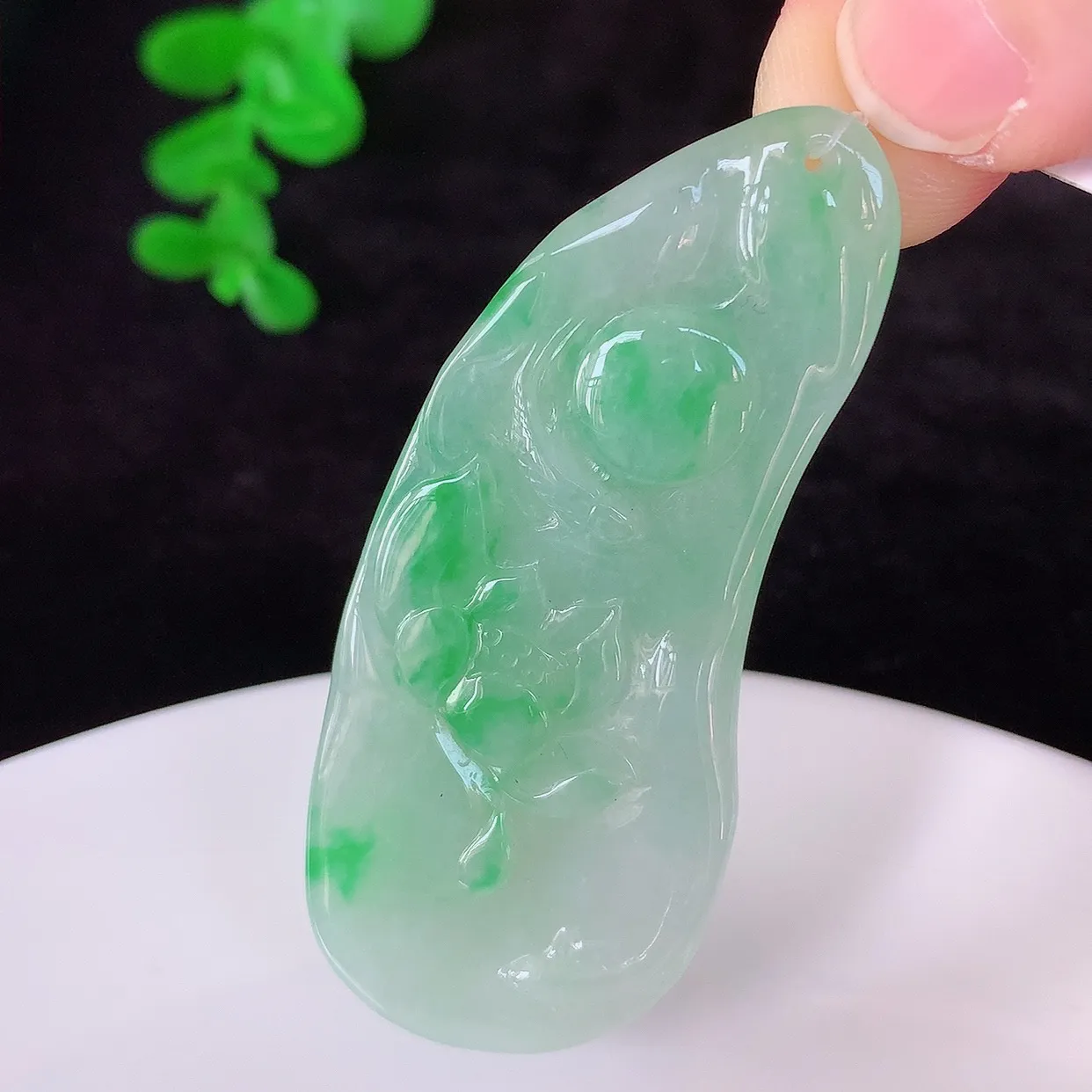 自然光实拍，冰润冰飘阳绿翡翠莲花吊坠，种老水足，翠色灵动，寓意美好，佩戴时尚出众！#49.5