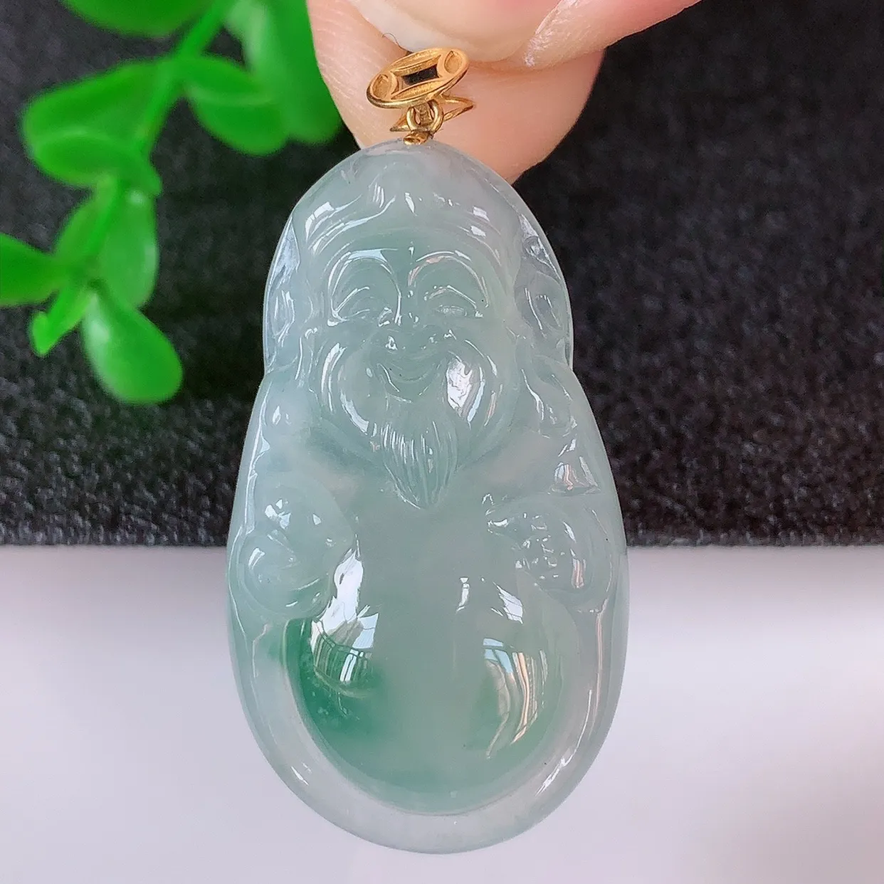 自然光实拍，18K金镶嵌冰种飘花翡翠财神爷吊坠，翡翠招财财神爷，财神到你家里来，年年月月发大财，形态极为讨喜，佩戴效果招财迷人#93.5整体38.5*裸石32.5*18.5*5
