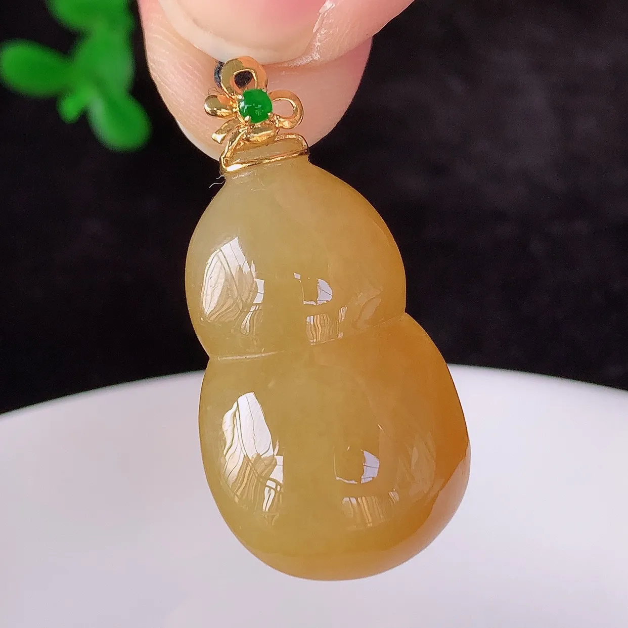 自然光实拍，18K金镶嵌冰润冰糯种黄翡翡翠葫芦吊坠，翡翠葫芦，寓意福禄双全，财源滚滚，佩戴效果优雅迷人！#83.5整体31.6*裸石26*16*7.5