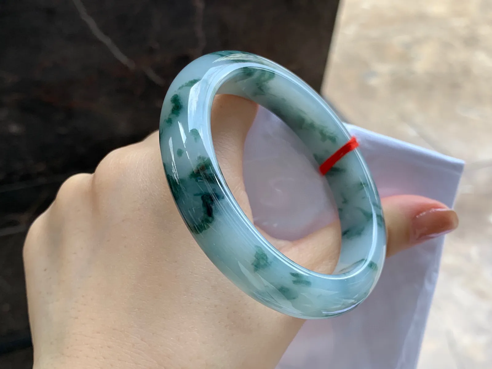 飘花手镯
尺寸：56.5-12.7-9mm
底子细腻干净～飘花点缀