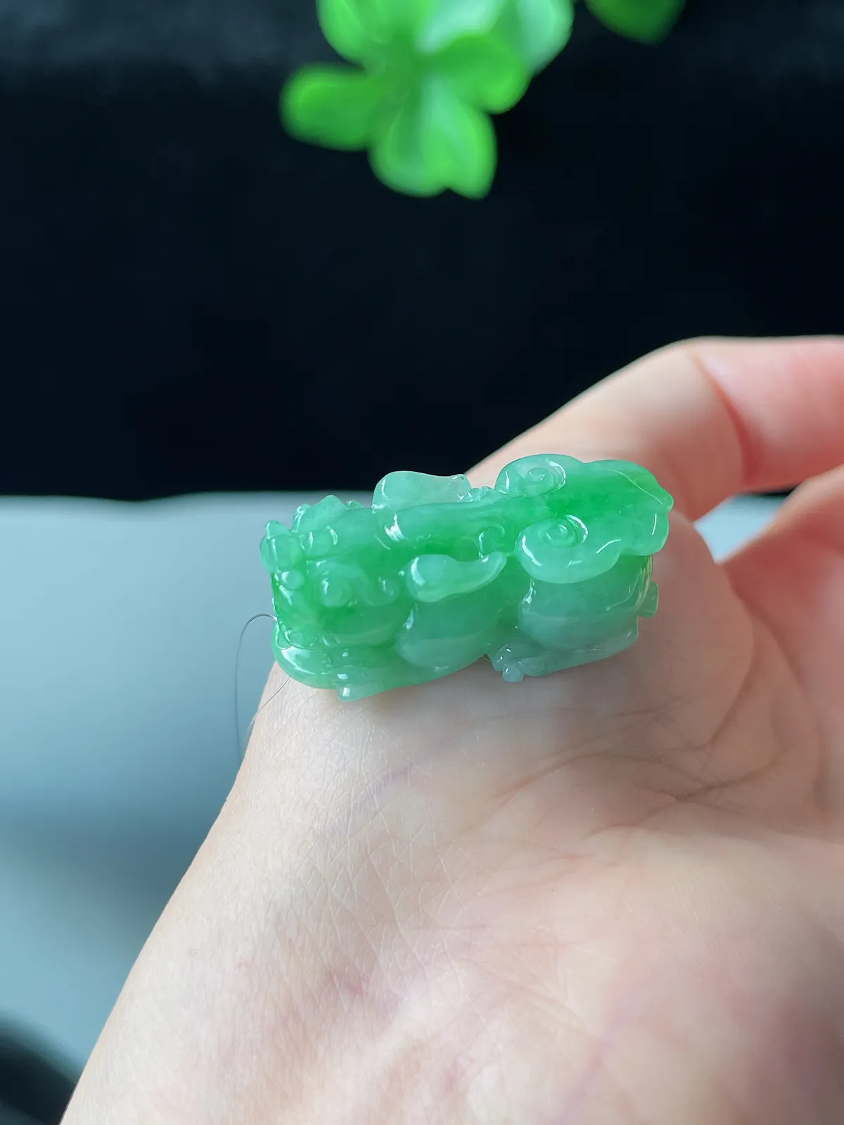 翡翠糯化种浅绿色吊坠