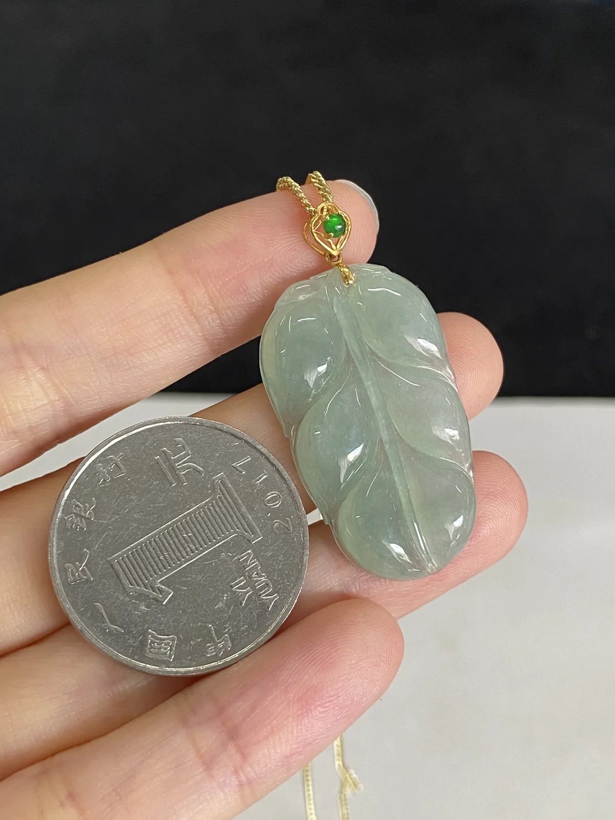 翡翠叶子，印记：G18K，搭配银链