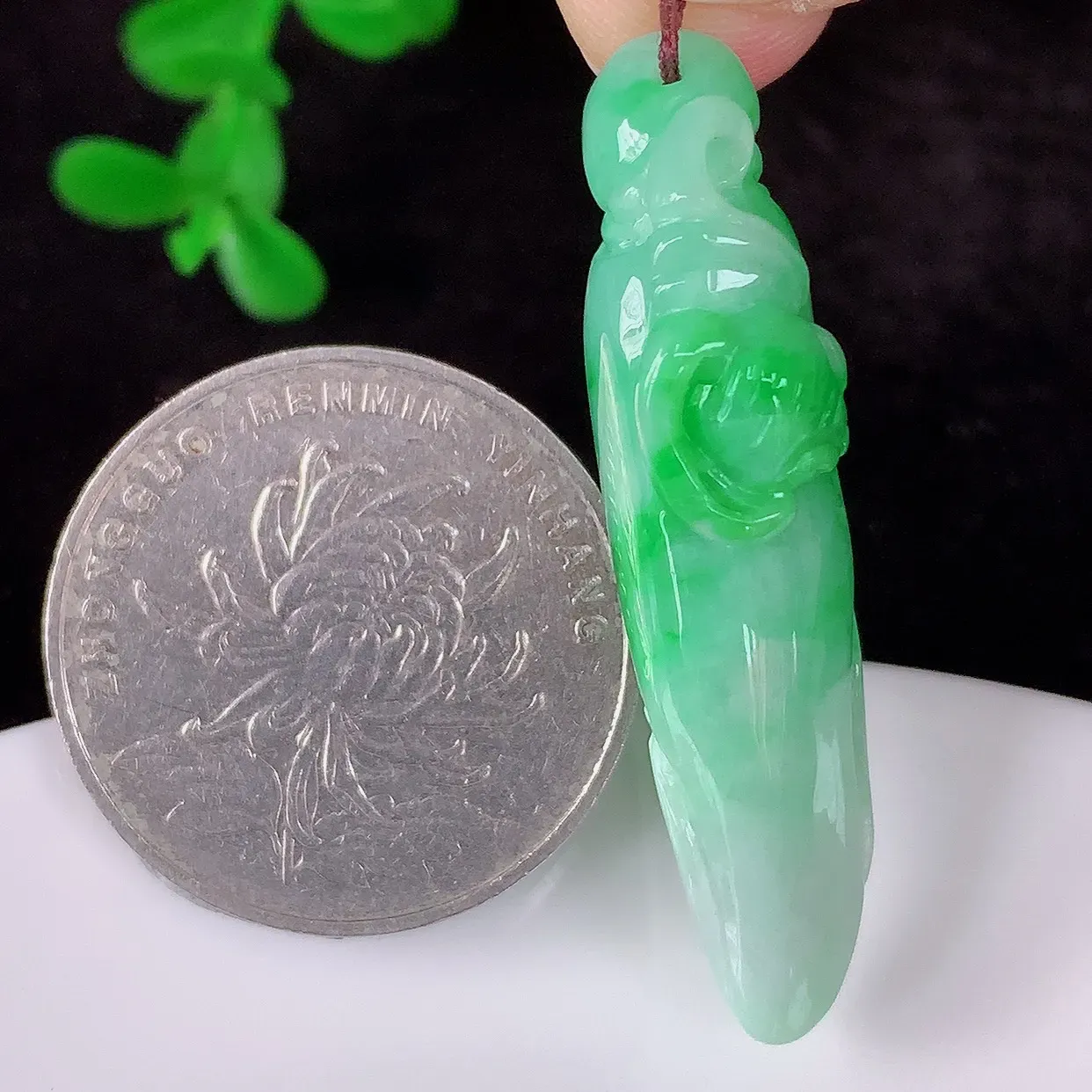 自然光实拍，冰润冰糯种飘阳绿翡翠人参吊坠，人生如意，种老水足，翠色灵动，寓意美好，佩戴时尚出众！#05.5
