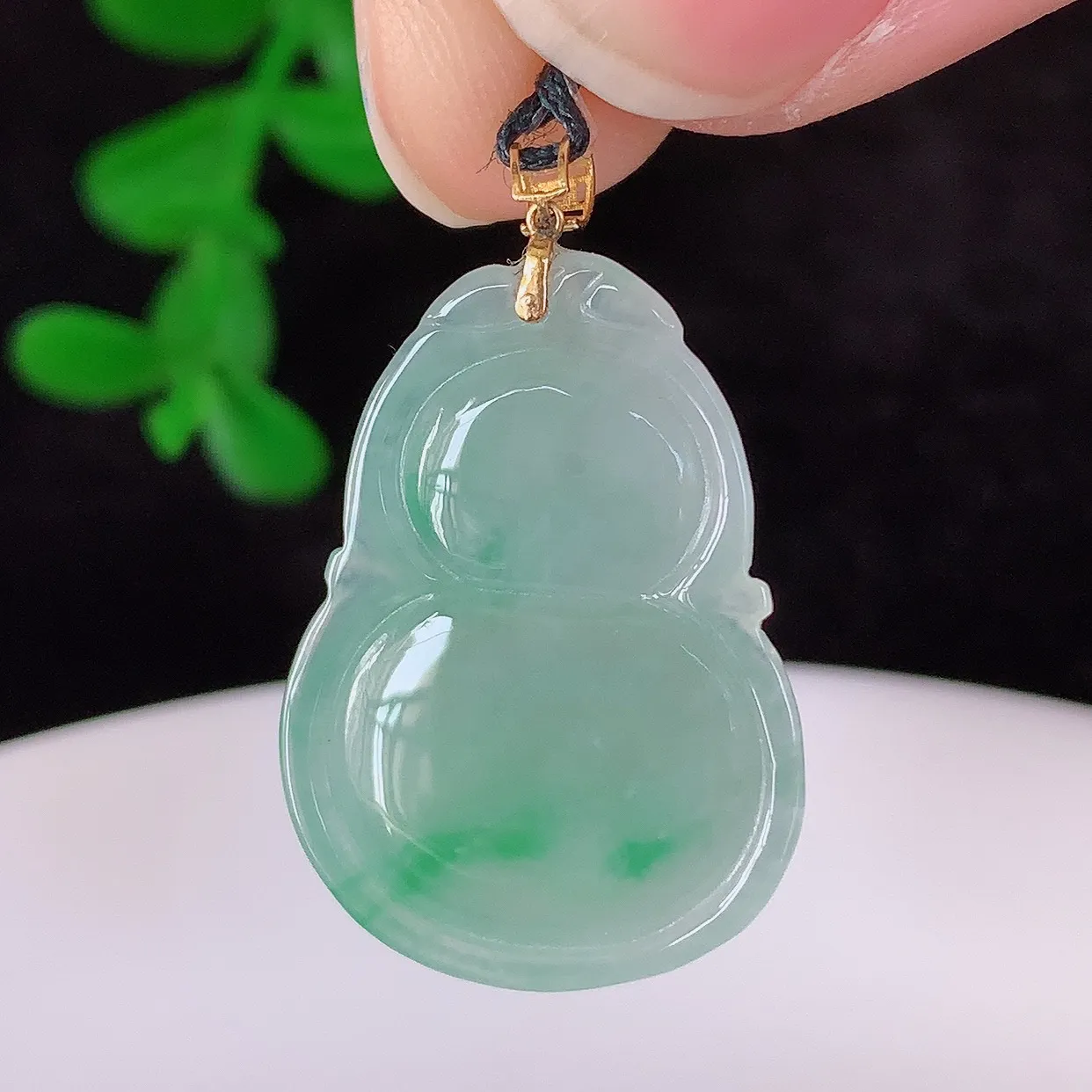 自然光实拍，18K金镶嵌冰飘绿翡翠葫芦吊坠，翡翠葫芦，寓意福禄双全，财源滚滚，佩戴效果优雅迷人！#49.5