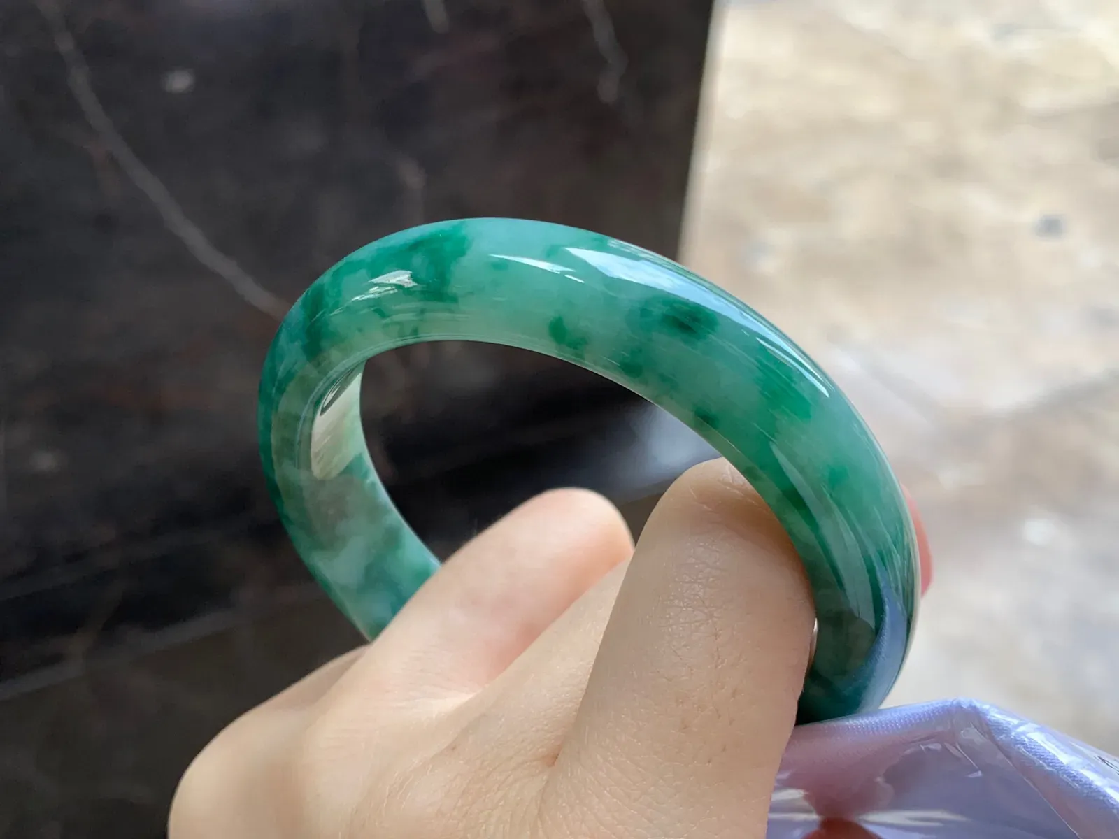 飘花手镯
尺寸：55.5-12.5-8.3mm
底子细腻干净～飘花浓郁