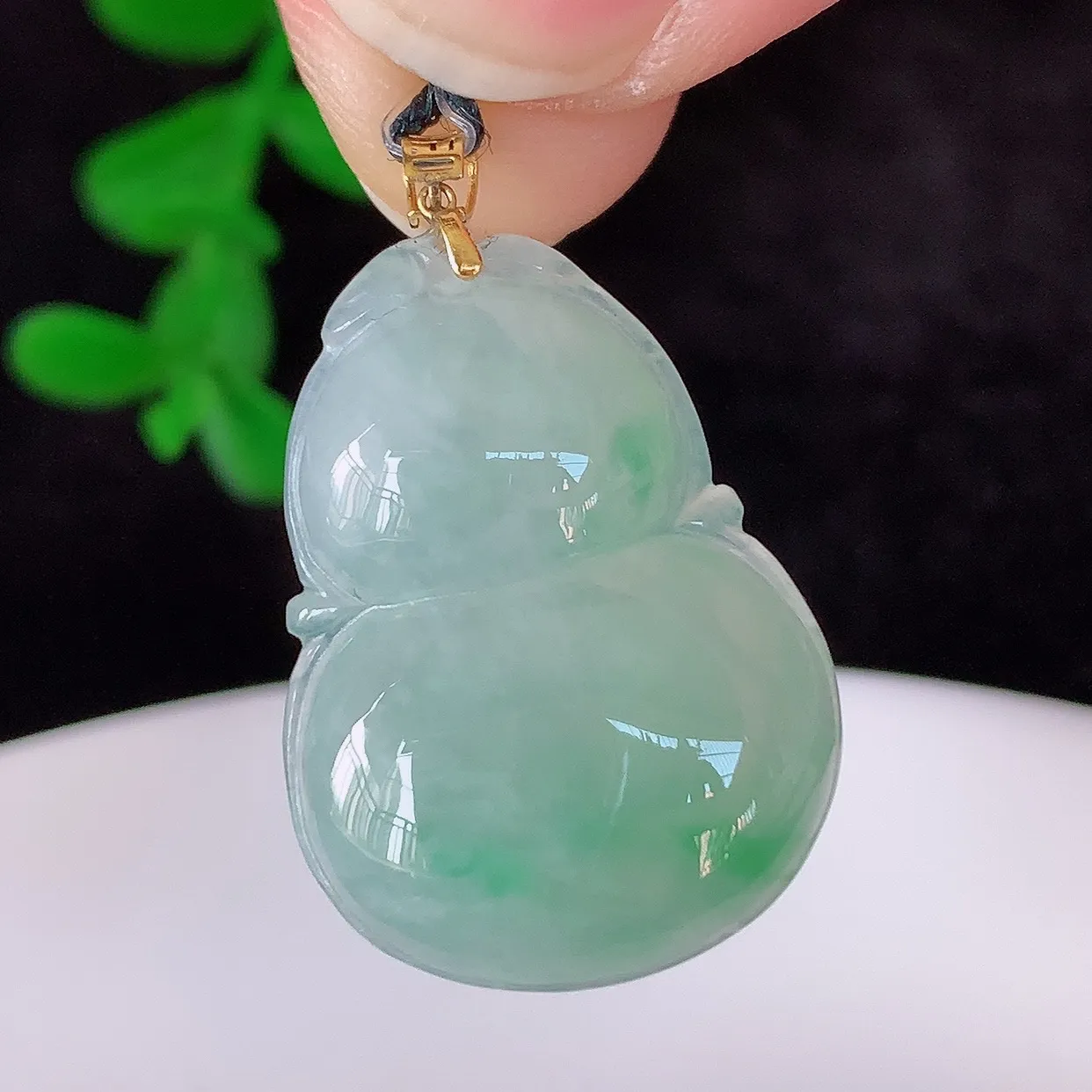 自然光实拍，18K金镶嵌冰飘绿翡翠葫芦吊坠，翡翠葫芦，寓意福禄双全，财源滚滚，佩戴效果优雅迷人！#49.5