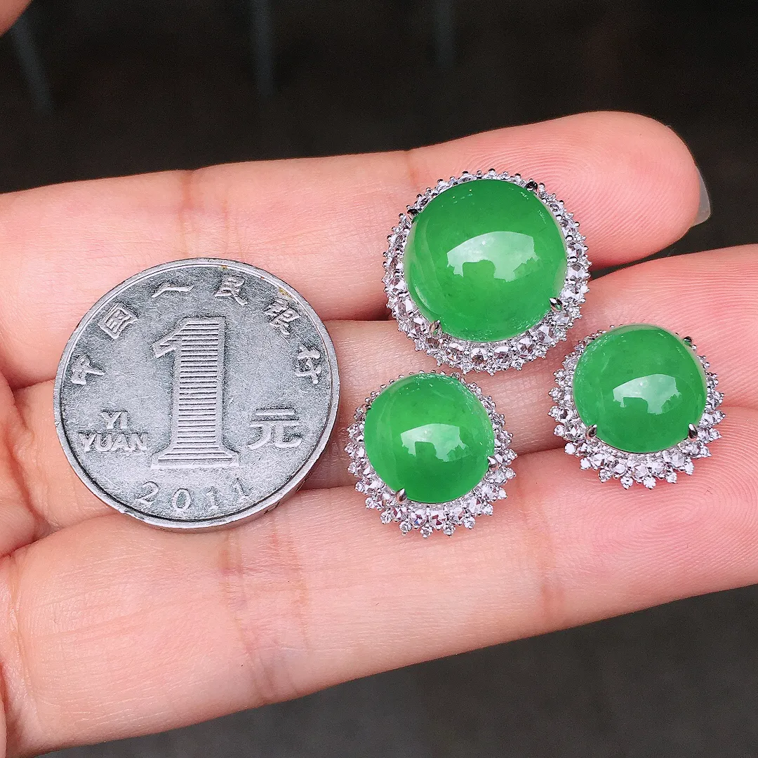 冰绿蛋面套装（耳钉+戒指），色泽均匀艳丽，玉质细腻，荧光感超
强，饱满水润，气质满满。18k
金豪华镶嵌