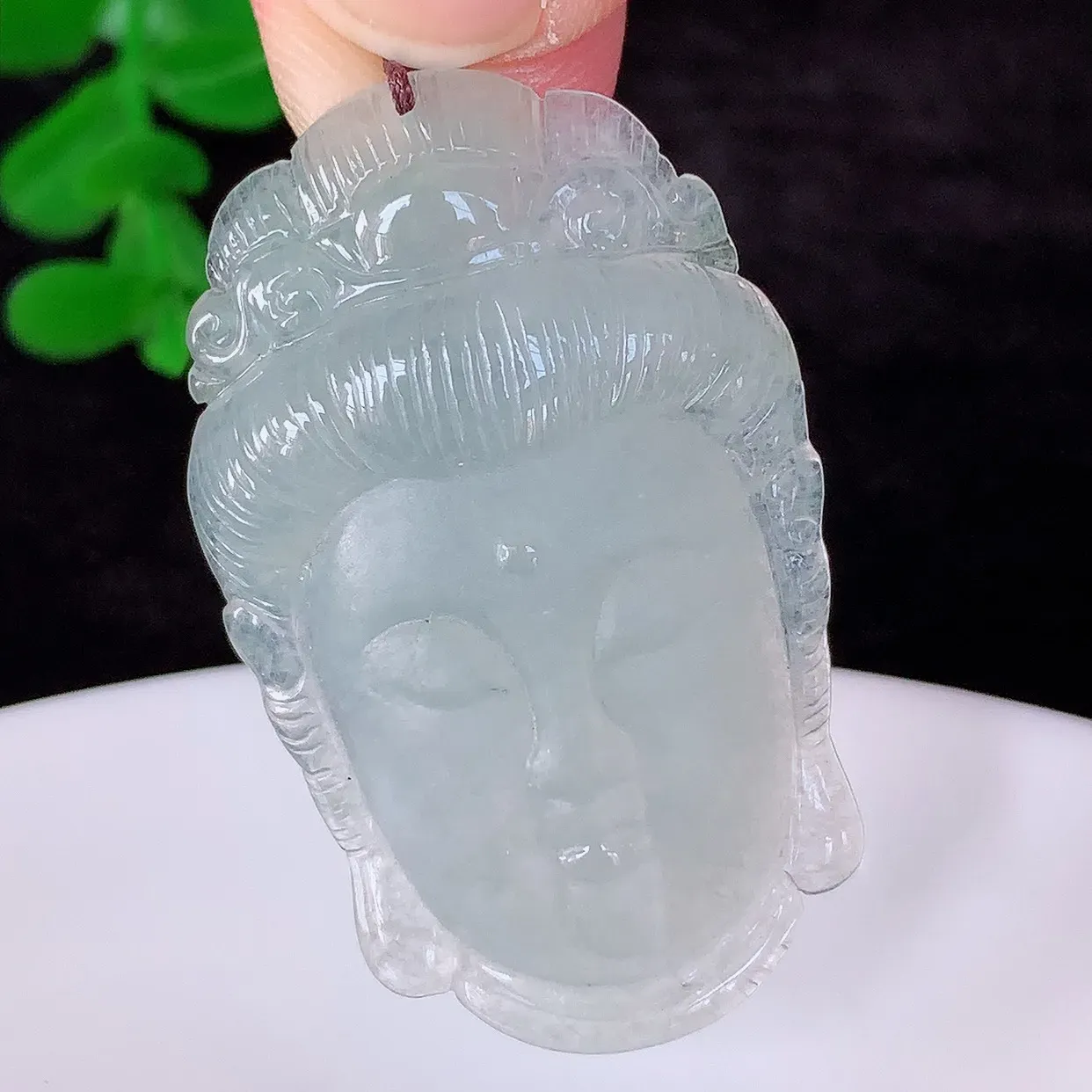 自然光实拍，冰种翡翠观音吊坠，赐福翡翠观音，翠色迷人，观音面相端庄，佩戴时尚出众！#60.5