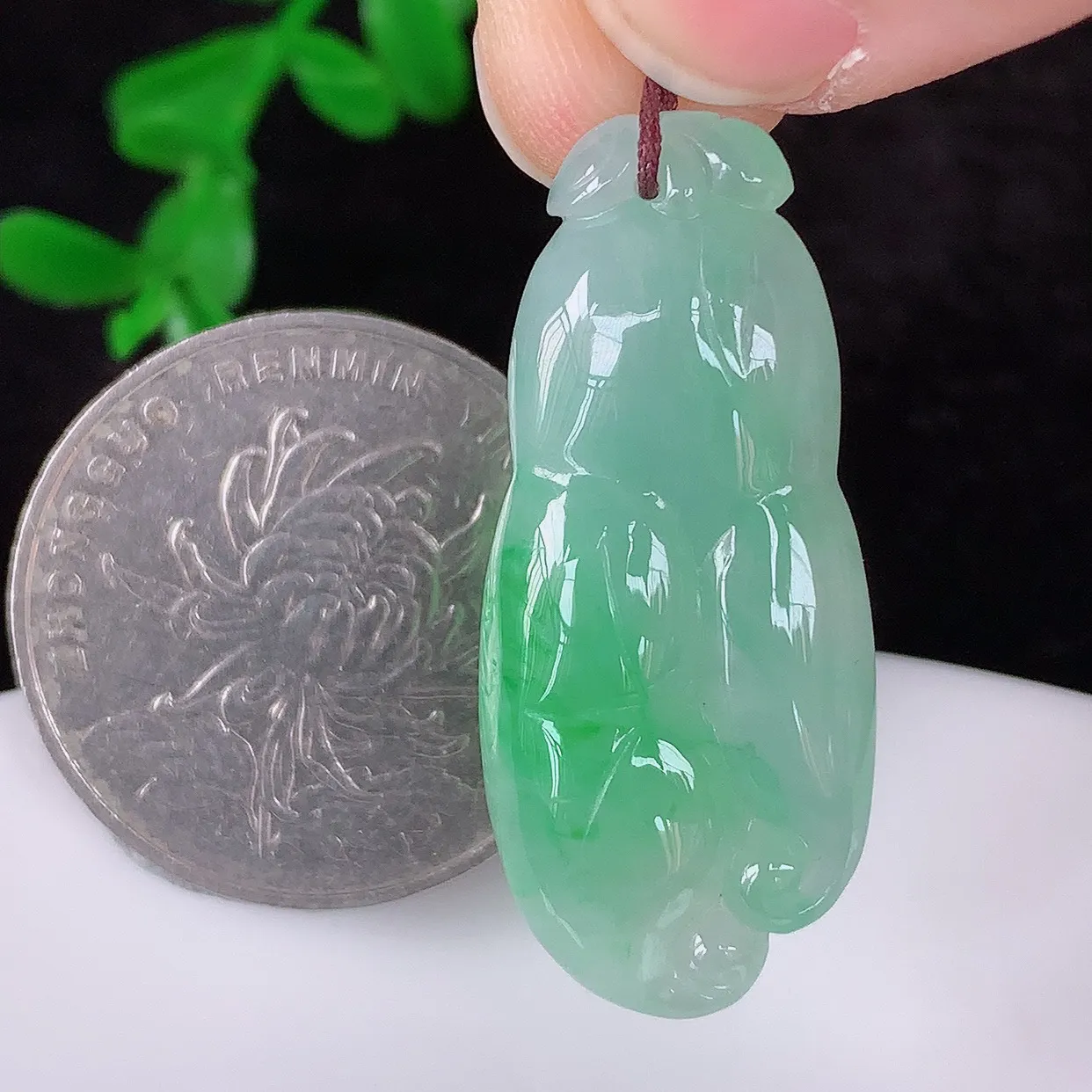 自然光实拍，冰润冰飘阳绿翡翠人参吊坠，种老水足，翠色灵动，寓意美好，佩戴时尚出众！#57.5