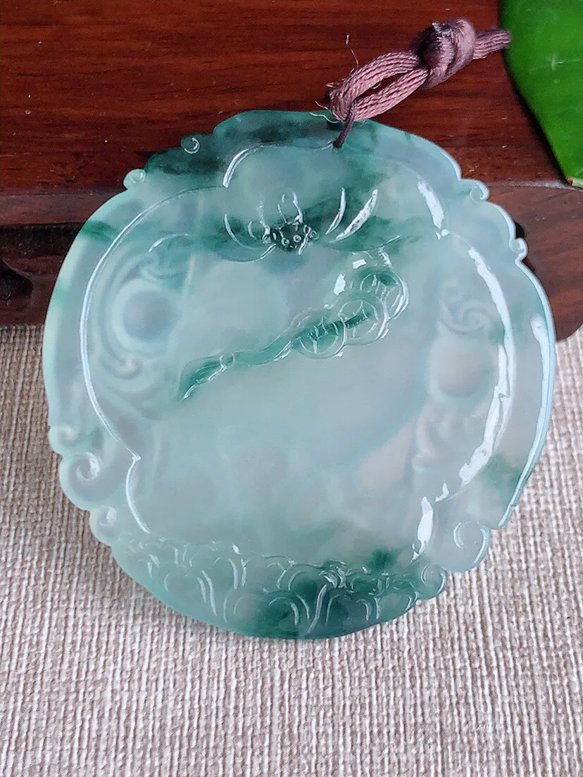 a货翡翠老坑冰种飘花生肖鸡吊坠 尺寸53.2×50.7×5mm 重量24.80g 0606