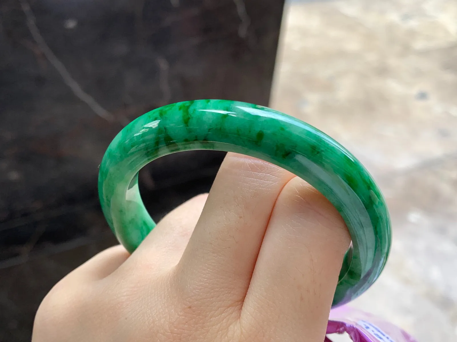 带色手镯
尺寸：55.2-10-8.6mm
底子细腻干净～有特色