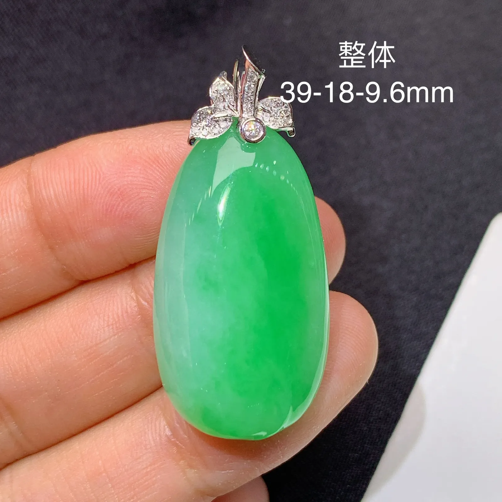 冰飘绿福瓜吊坠，18k金镶嵌，冰润色阳，玉质细腻，种水足 尺寸39*18*9.6