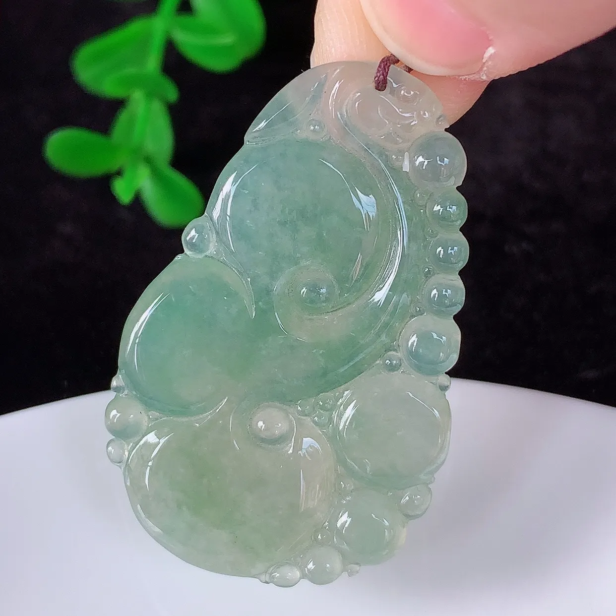 自然光实拍，冰种湖水绿翡翠如意吊坠，翡翠如意，上身效果非常美，饱满大气，工艺美，万事如意，如意一生 