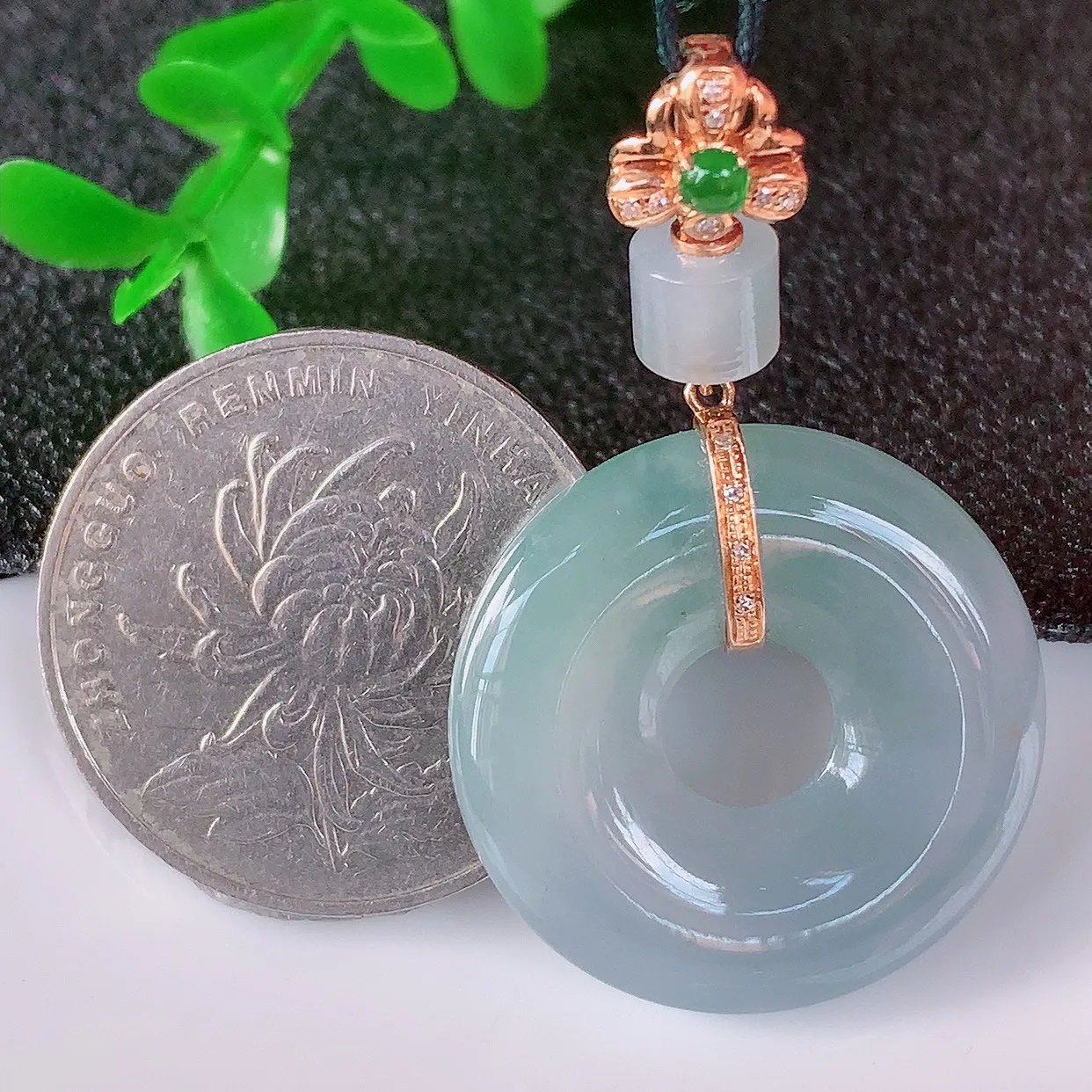 自然光实拍，18K金镶嵌水润冰春彩翡翠平安扣吊坠，翡翠平安扣，冰润光泽，寓意平平安安，平安扣佩戴时尚漂亮！#00.5整体40.8*24.5*5.8裸石24.5*24.5