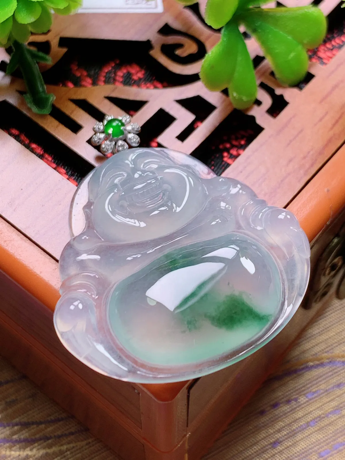 精品推荐，缅甸天然A货翡翠，18K金扣镶嵌冰种飘花佛公吊坠，种水好，颜色鲜艳，玉质水润细腻，工艺精湛