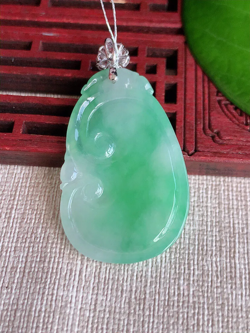 a货翡翠老坑冰种18K金伴钻镶嵌飘绿如意吊坠 尺寸45.2×37.5×24×4mm 重量8.14g 