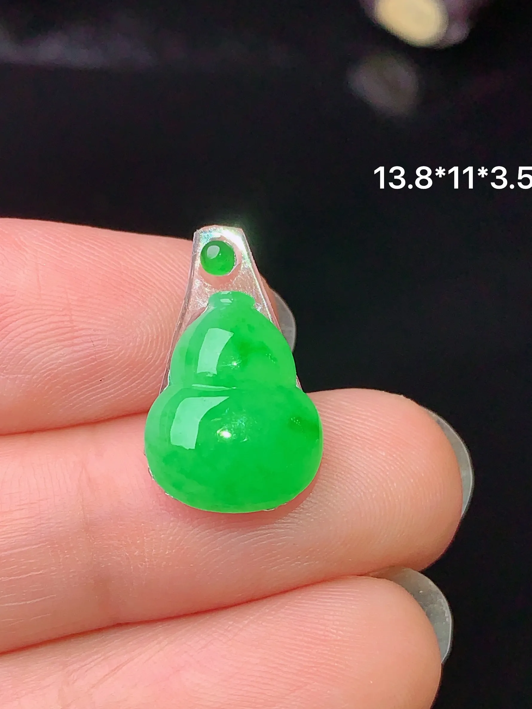 镶嵌款 翠绿葫芦吊坠 玉质细腻 色泽艳丽 整体尺寸13.8*11*3.5