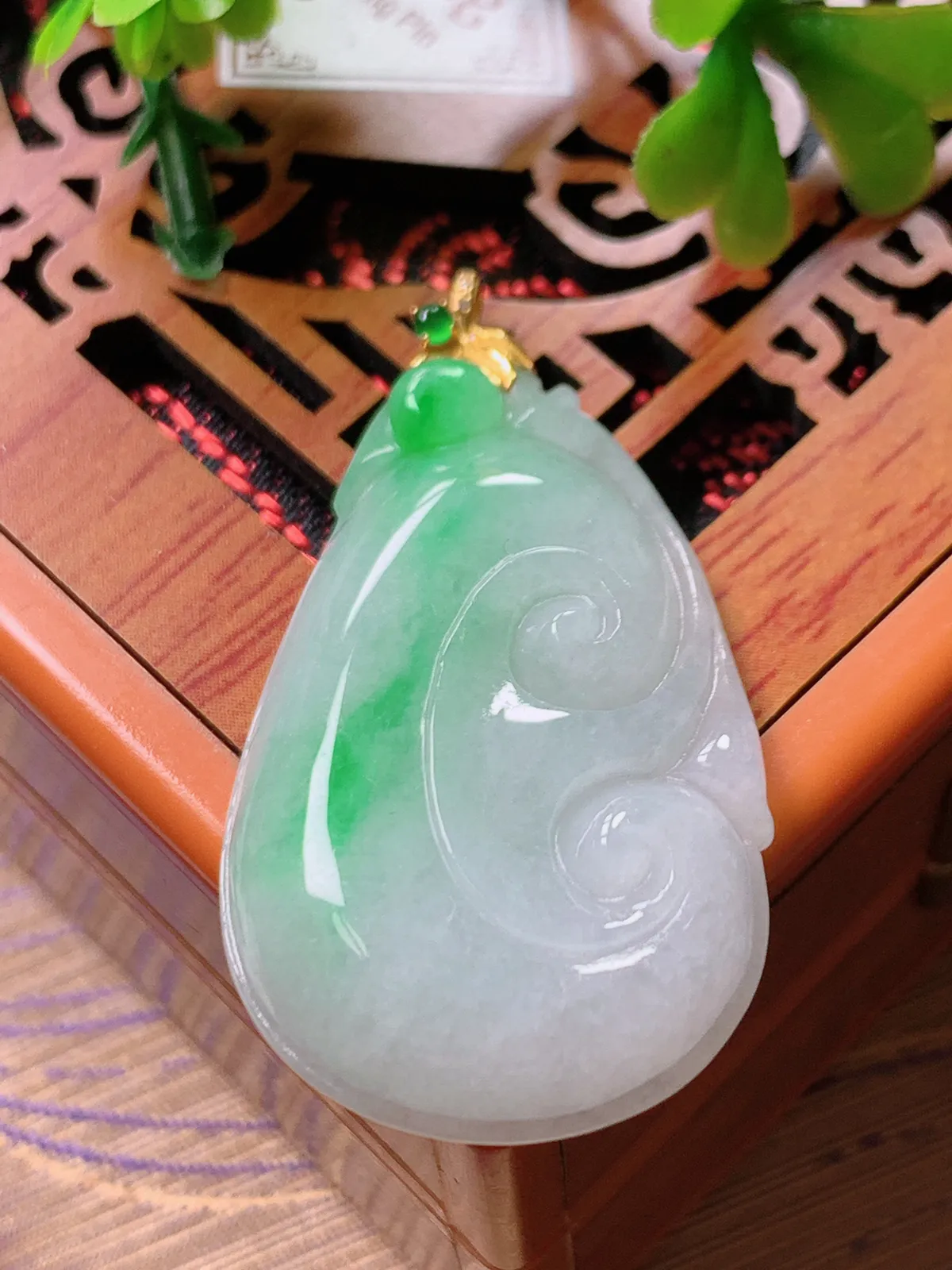 精品推荐，缅甸天然A货翡翠，18K金扣镶嵌飘阳绿如意吊坠，种水好，颜色鲜艳，玉质水润细腻，工艺精湛，佩戴效果更佳。1