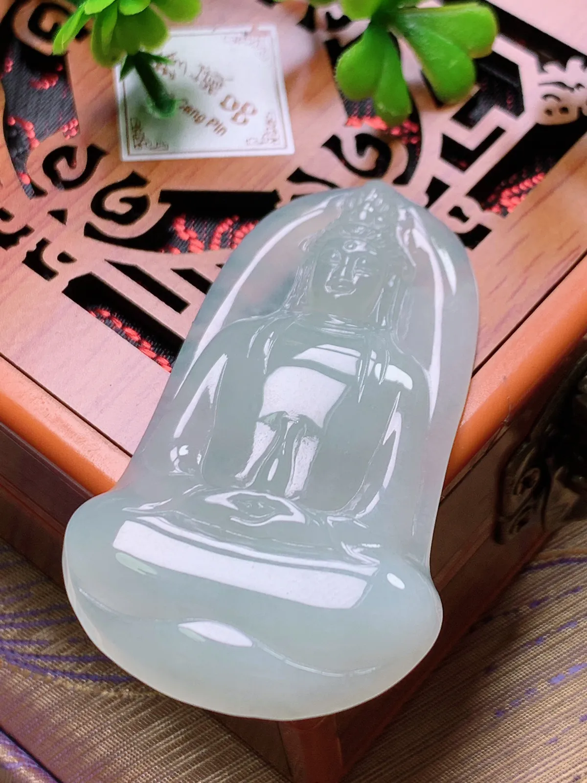 精品推荐，缅甸天然A货翡翠，冰种素衣观音吊坠，种水好，颜色鲜艳，玉质水润细腻，工艺精湛，佩戴效果更佳。