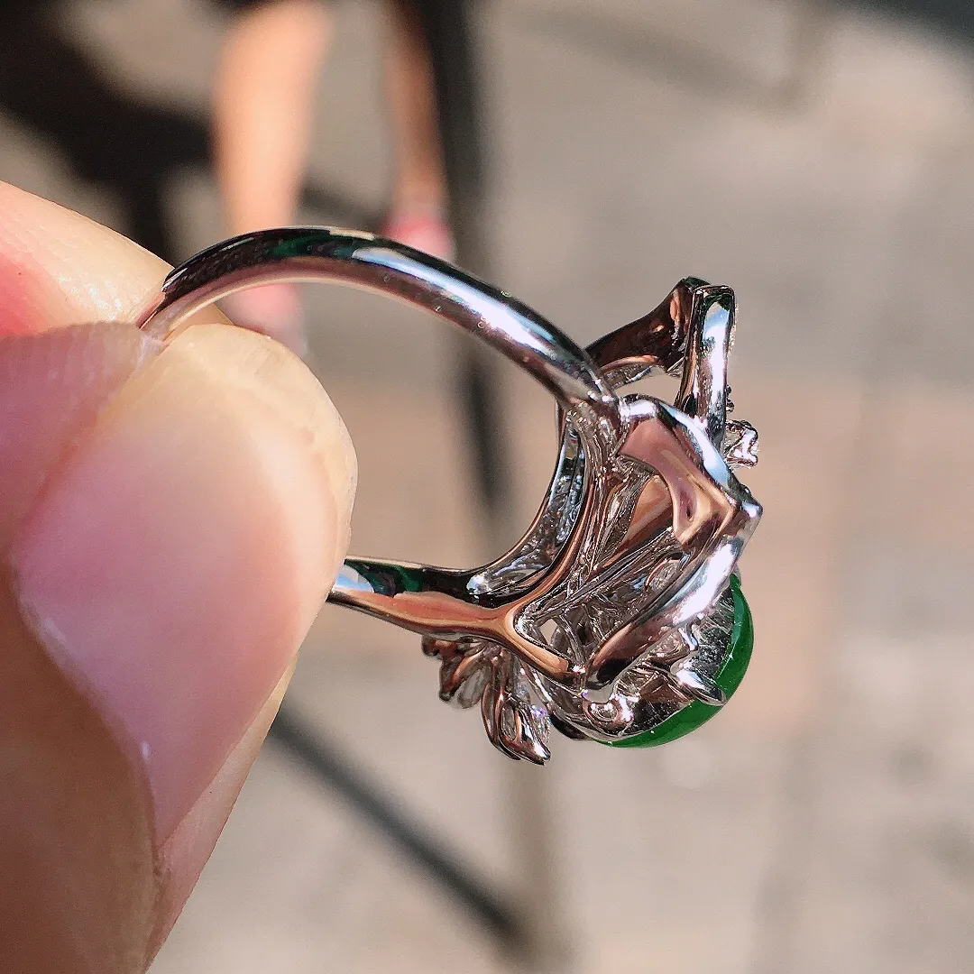 阳绿蛋面戒指，色泽均匀艳丽，玉质细腻，荧光感超
强，饱满水润，气质满满。18k
金豪华镶嵌