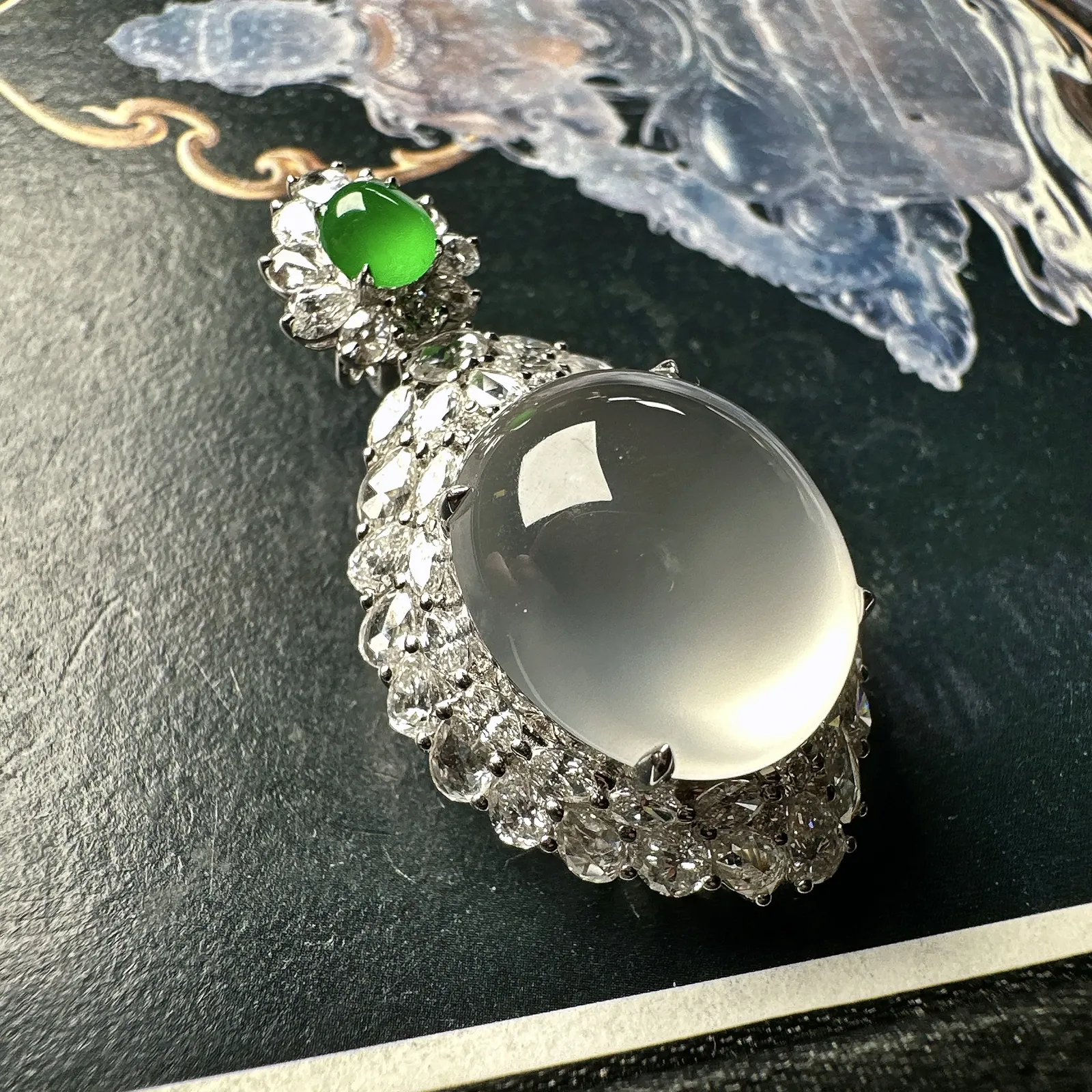 【玻璃种蛋面吊坠】珍藏品，晶莹剔透，起强荧光，冰润动人。18k金钻镶嵌，裸石尺寸18.1*15.7*
