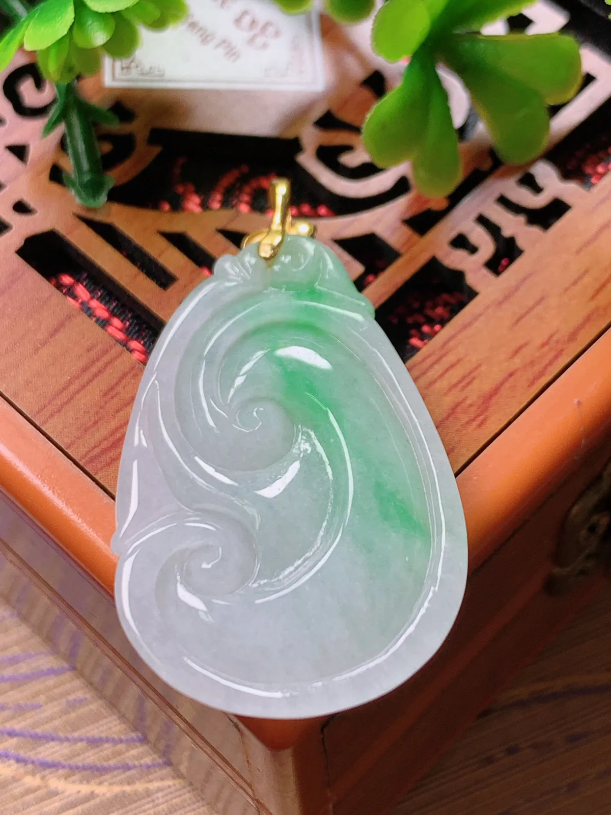 精品推荐，缅甸天然A货翡翠，18K金扣镶嵌飘阳绿如意吊坠，种水好，颜色鲜艳，玉质水润细腻，工艺精湛，佩戴效果更佳。1