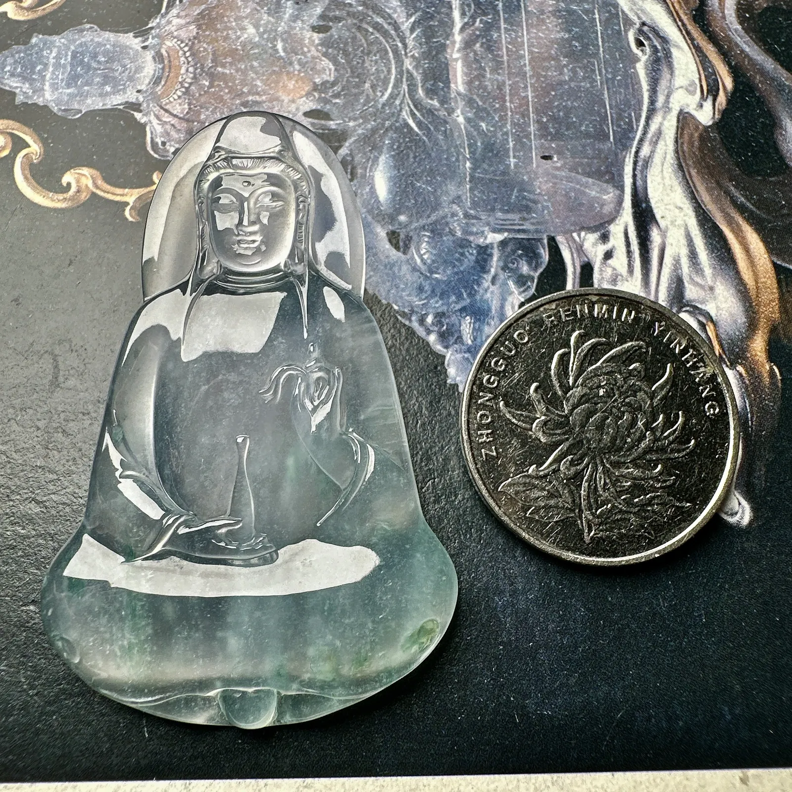 【冰种飘花素衣观音】质地细腻，通透度上佳，冰感十足，适合佩戴。