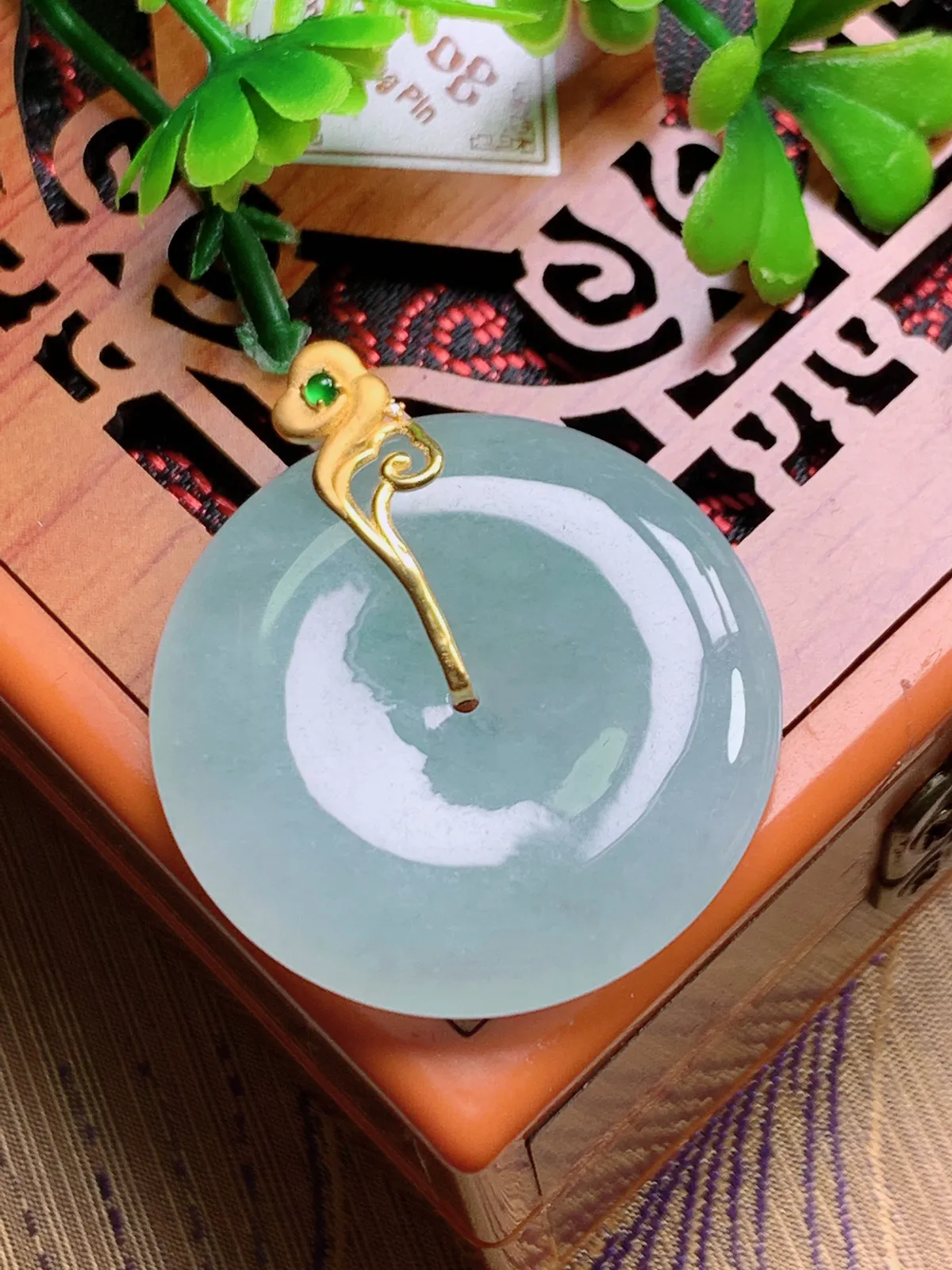 精品推荐，缅甸天然A货翡翠，18K金镶嵌冰种平安扣吊坠，种水好，颜色鲜艳，玉质水润细腻，工艺精湛，佩