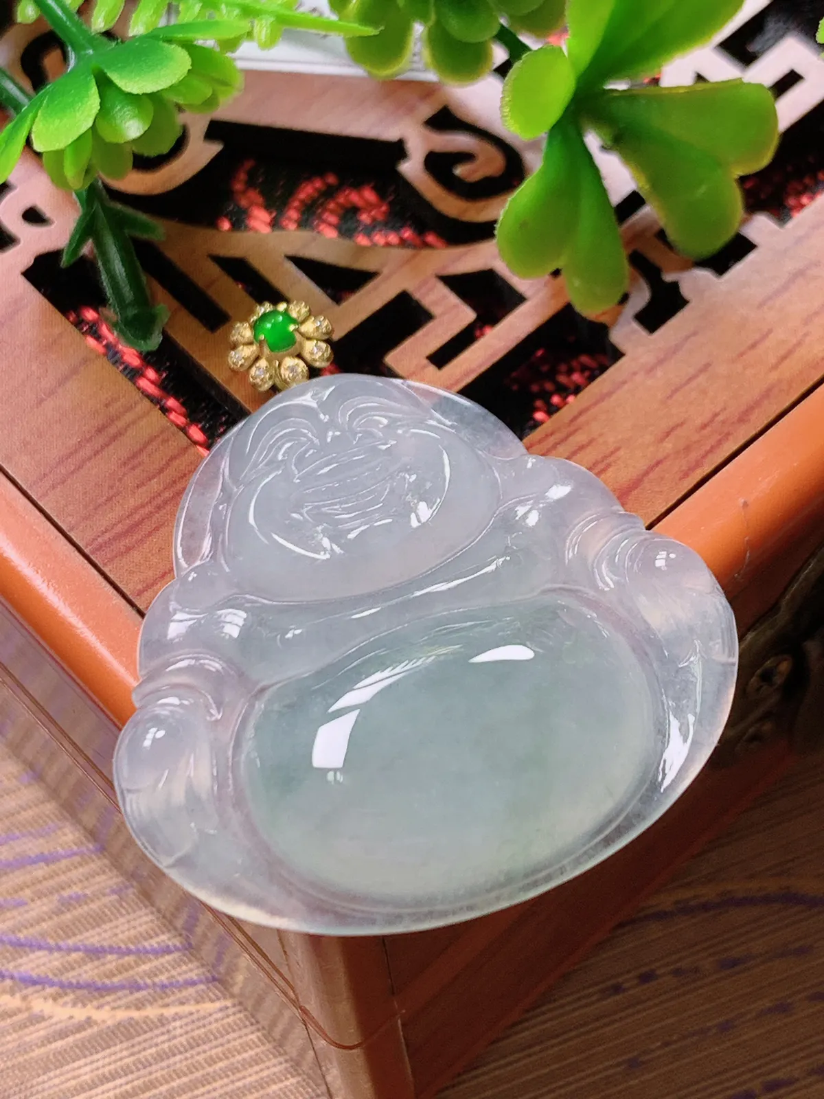 精品推荐，缅甸天然A货翡翠，18K金扣镶嵌冰种飘花佛公吊坠，种水好，颜色鲜艳，玉质水润细腻，工艺精湛