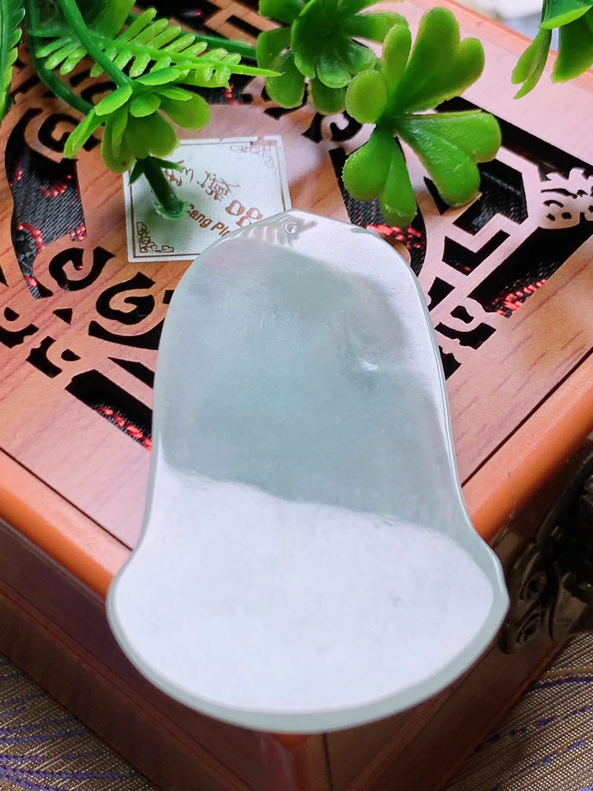 精品推荐，缅甸天然A货翡翠，冰种素衣观音吊坠，种水好，颜色鲜艳，玉质水润细腻，工艺精湛，佩戴效果更佳。