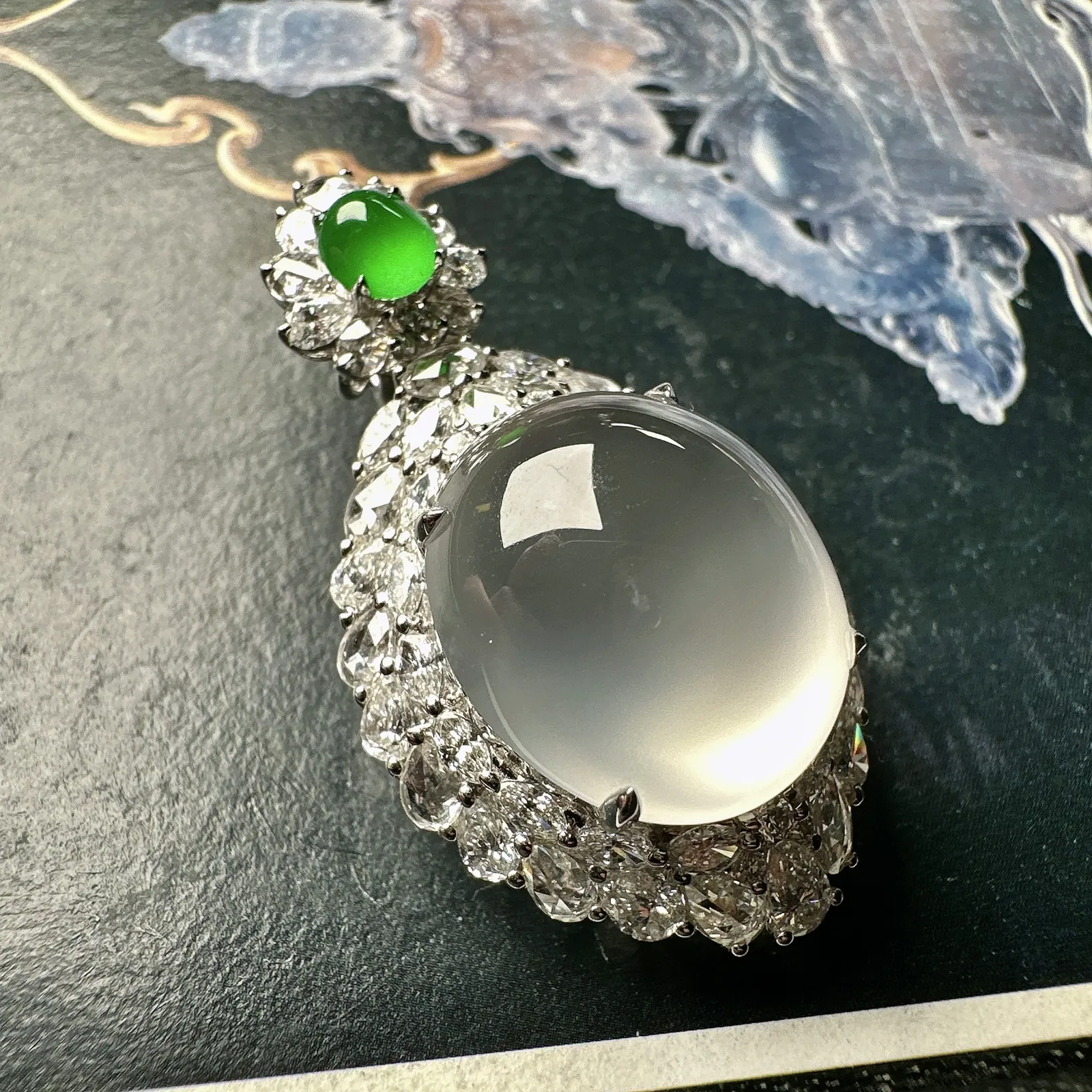 【玻璃种蛋面吊坠】珍藏品，晶莹剔透，起强荧光，冰润动人。18k金钻镶嵌，裸石尺寸18.1*15.7*9.2毫米
