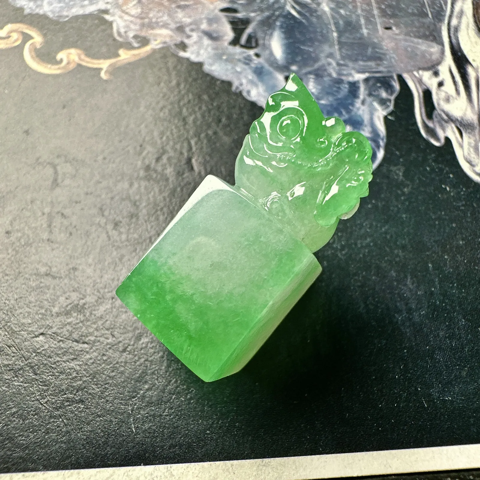 【冰种飘绿一方宝印】老坑料三足金蟾印章，种地优质，纯透细润，起荧光，通透感很好，雕刻活灵活现，美感十足，选材很难得，推荐入手。