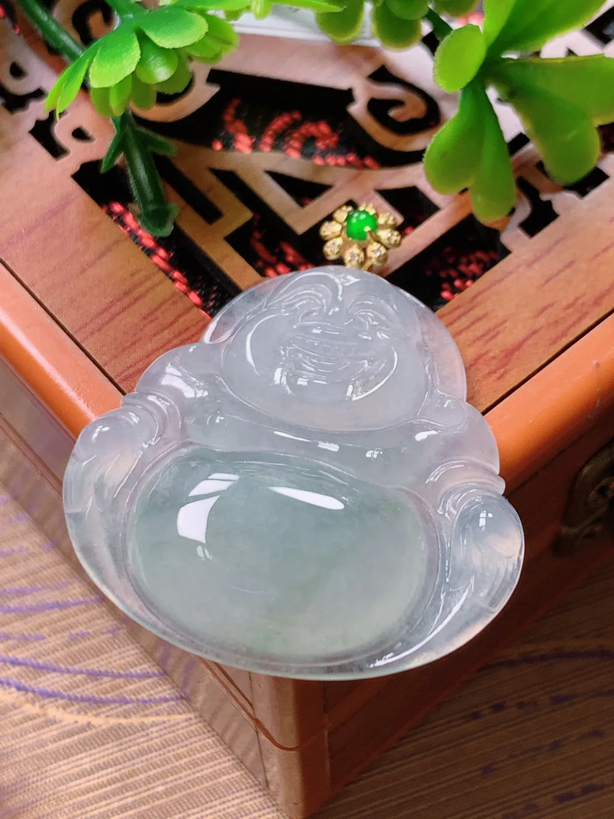 精品推荐，缅甸天然A货翡翠，18K金扣镶嵌冰种飘花佛公吊坠，种水好，颜色鲜艳，玉质水润细腻，工艺精湛，佩戴效果更佳。1