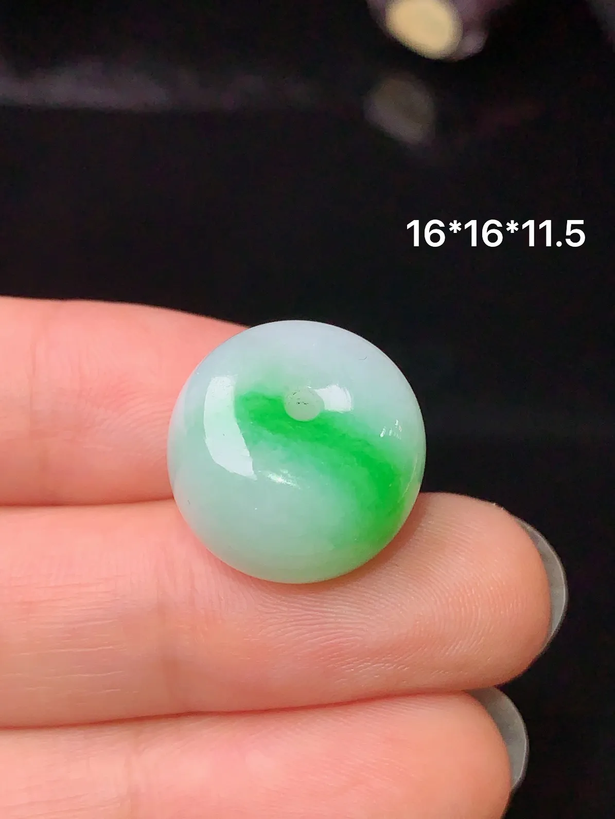 飘绿路路通吊坠 玉质细腻 色泽艳丽 整体尺寸16*16*11.5