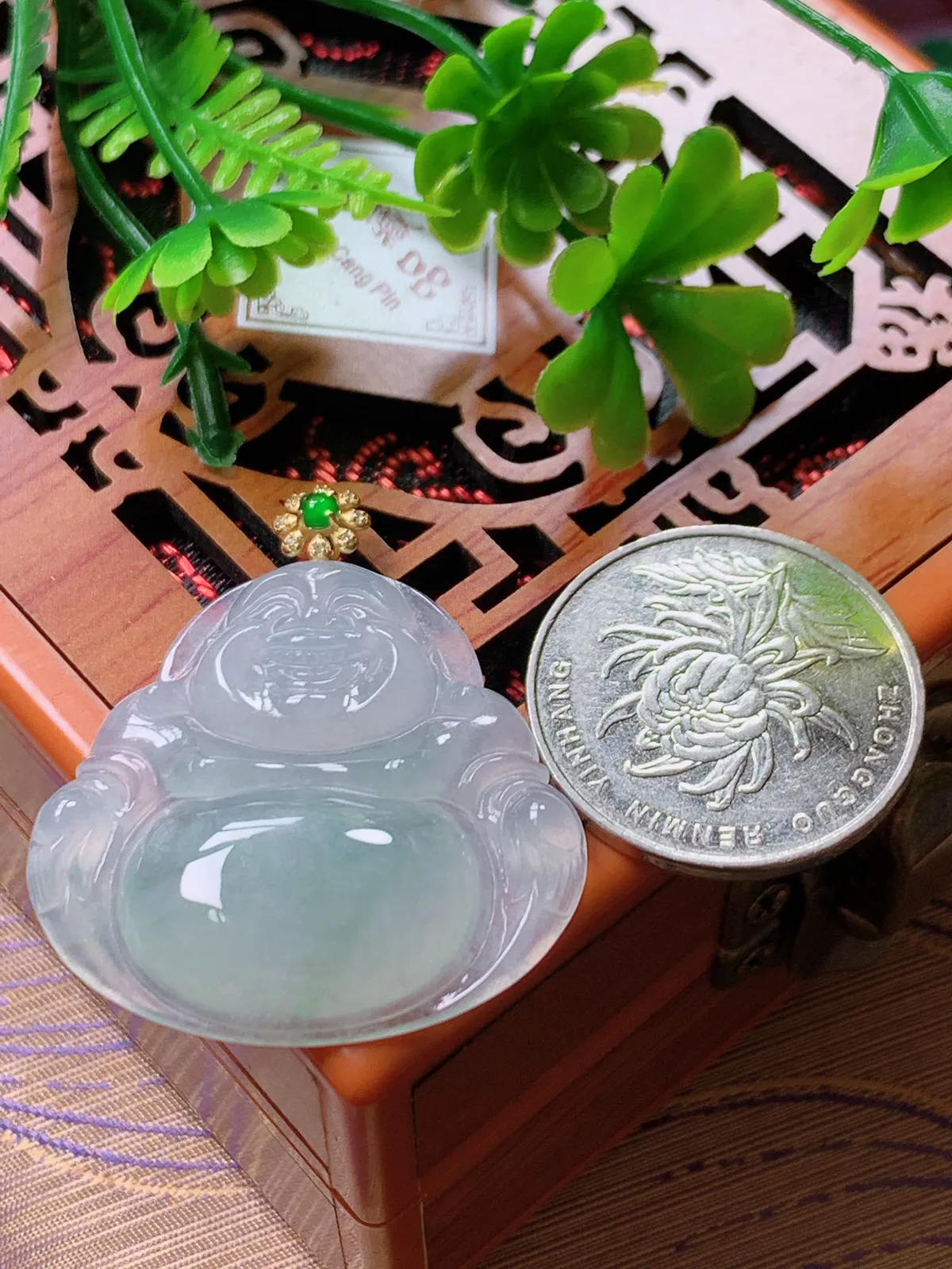 精品推荐，缅甸天然A货翡翠，18K金扣镶嵌冰种飘花佛公吊坠，种水好，颜色鲜艳，玉质水润细腻，工艺精湛，佩戴效果更佳。1
