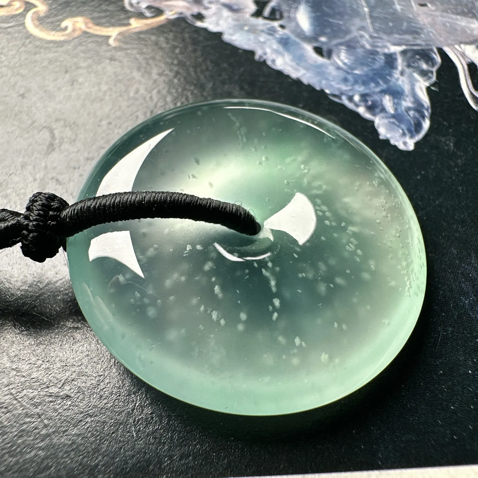 【冰种大平安扣】淡底色，近玻璃种，雪花棉老坑料，质地非常细腻，冰润十足，种老冰透，荧光闪耀。