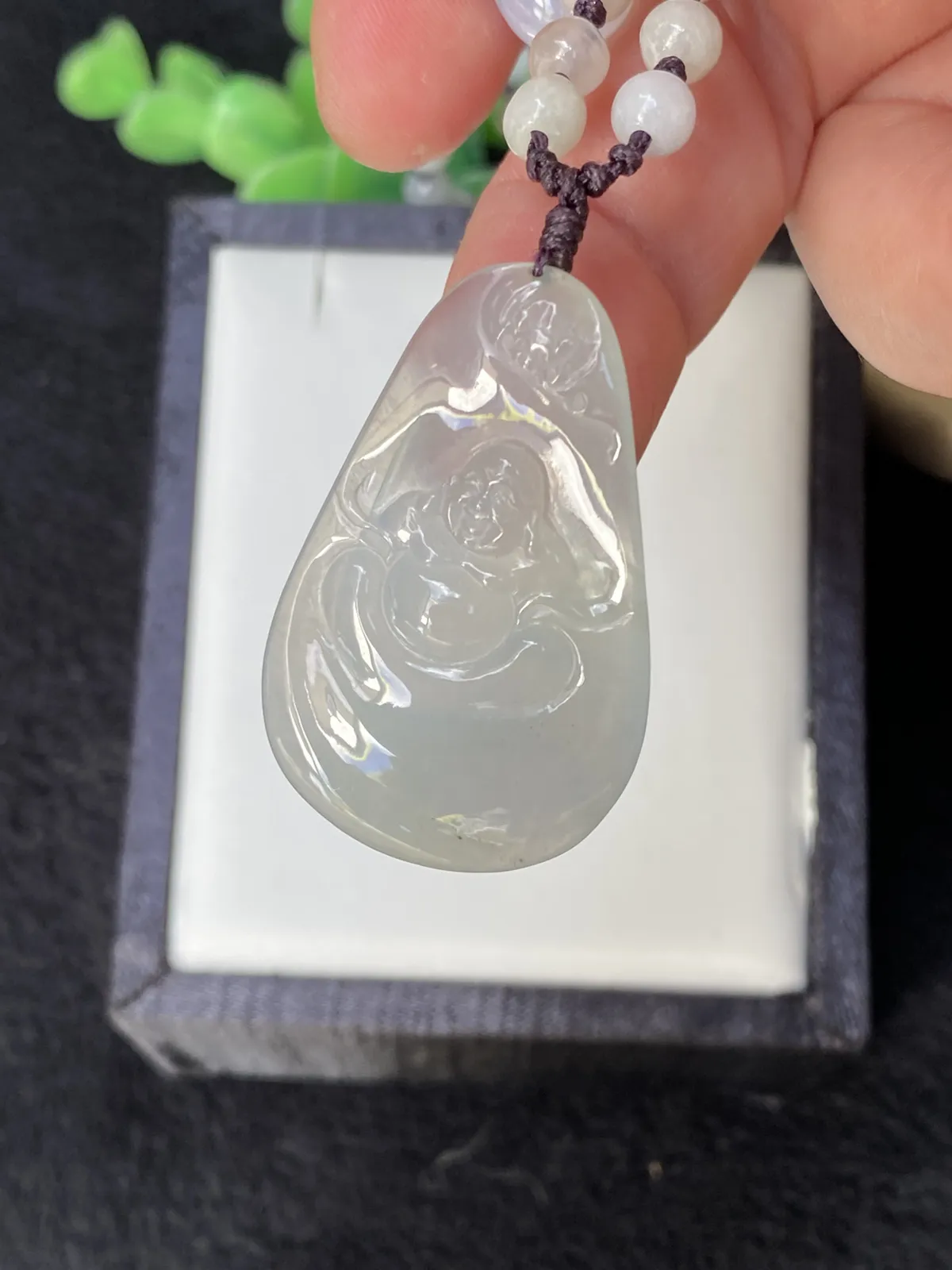 推荐【冰🧊佛公珠链款】带一条珠链和浓紫色福贝，水润冰透，超细腻，起光，老坑种，超柔滑，背面一条小纹，佩戴看不到，超值～～