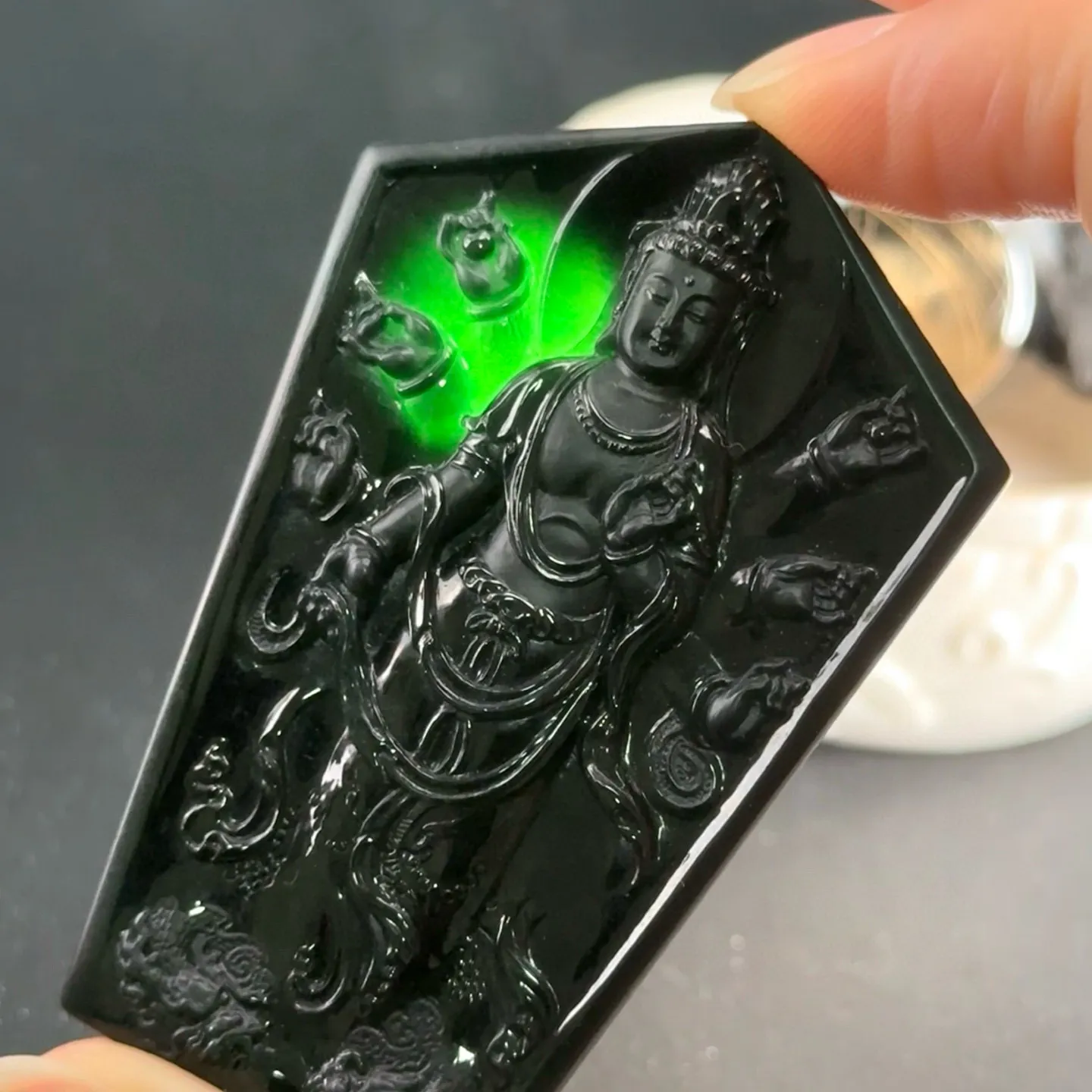 精品18k墨翠千手观音 种好色正 黑度极好 打灯通透 油性十足 尺寸65.4