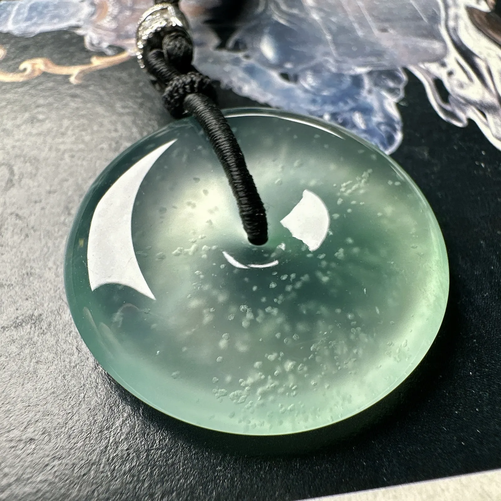 【冰种大平安扣】淡底色，近玻璃种，雪花棉老坑料，质地非常细腻，冰润十足，种老冰透，荧光闪耀。
