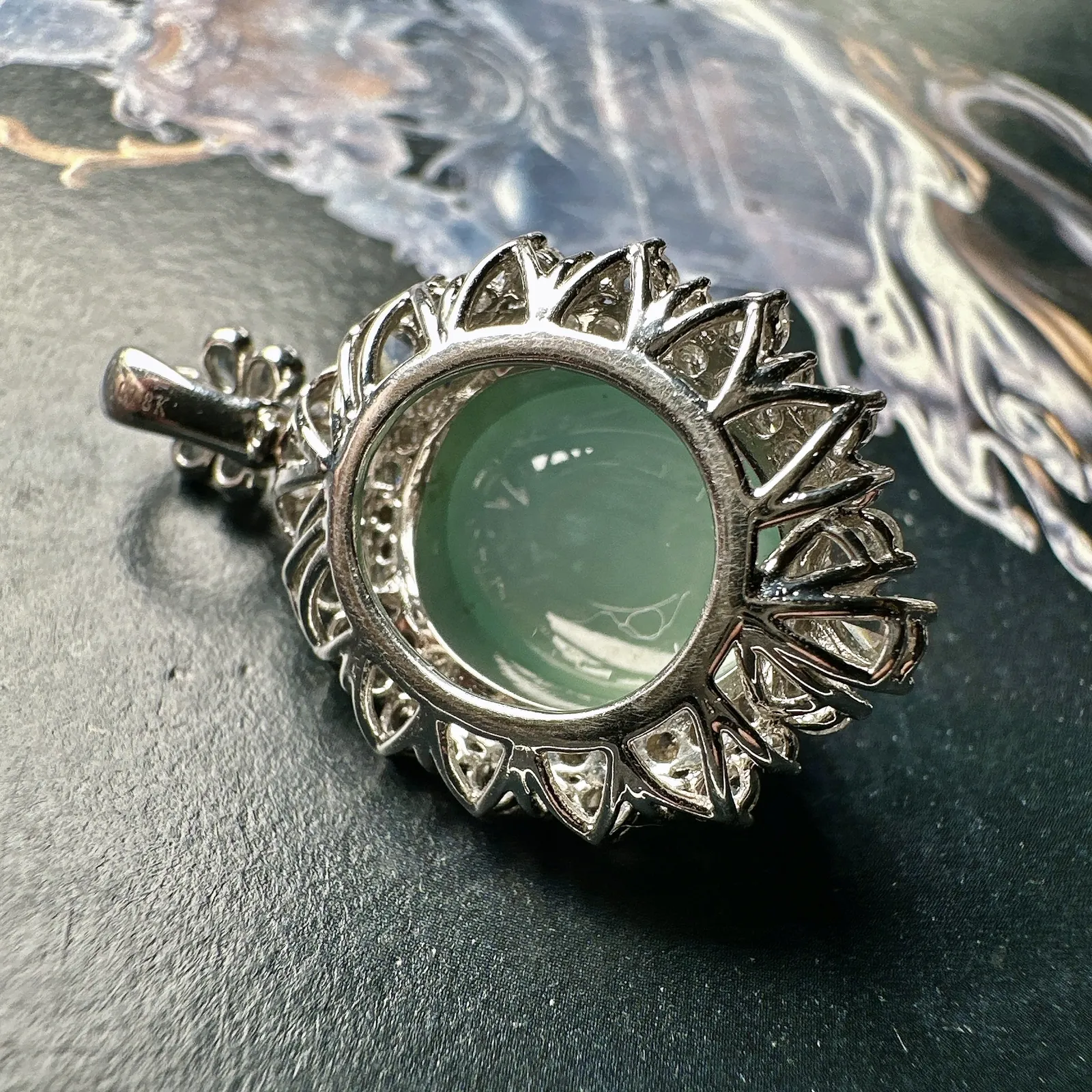 【冰种大晴底蛋面】珍藏品，晶莹剔透，起强荧光，冰润动人。18k金钻镶嵌，裸石尺寸16.4*13.7*7.8毫米